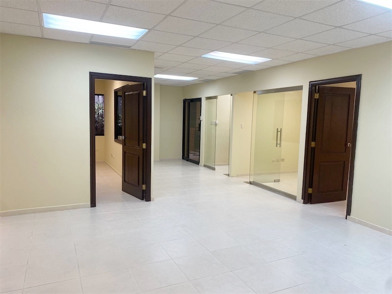 oficinas y locales comerciales - Local en evaristo céntrico en zona corporativa 4