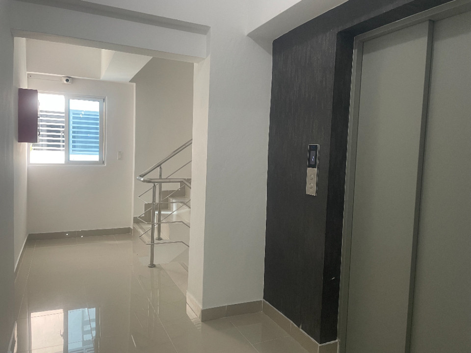 apartamentos - Vendo Apartamento 2do. Piso en Zona Universitaria 6