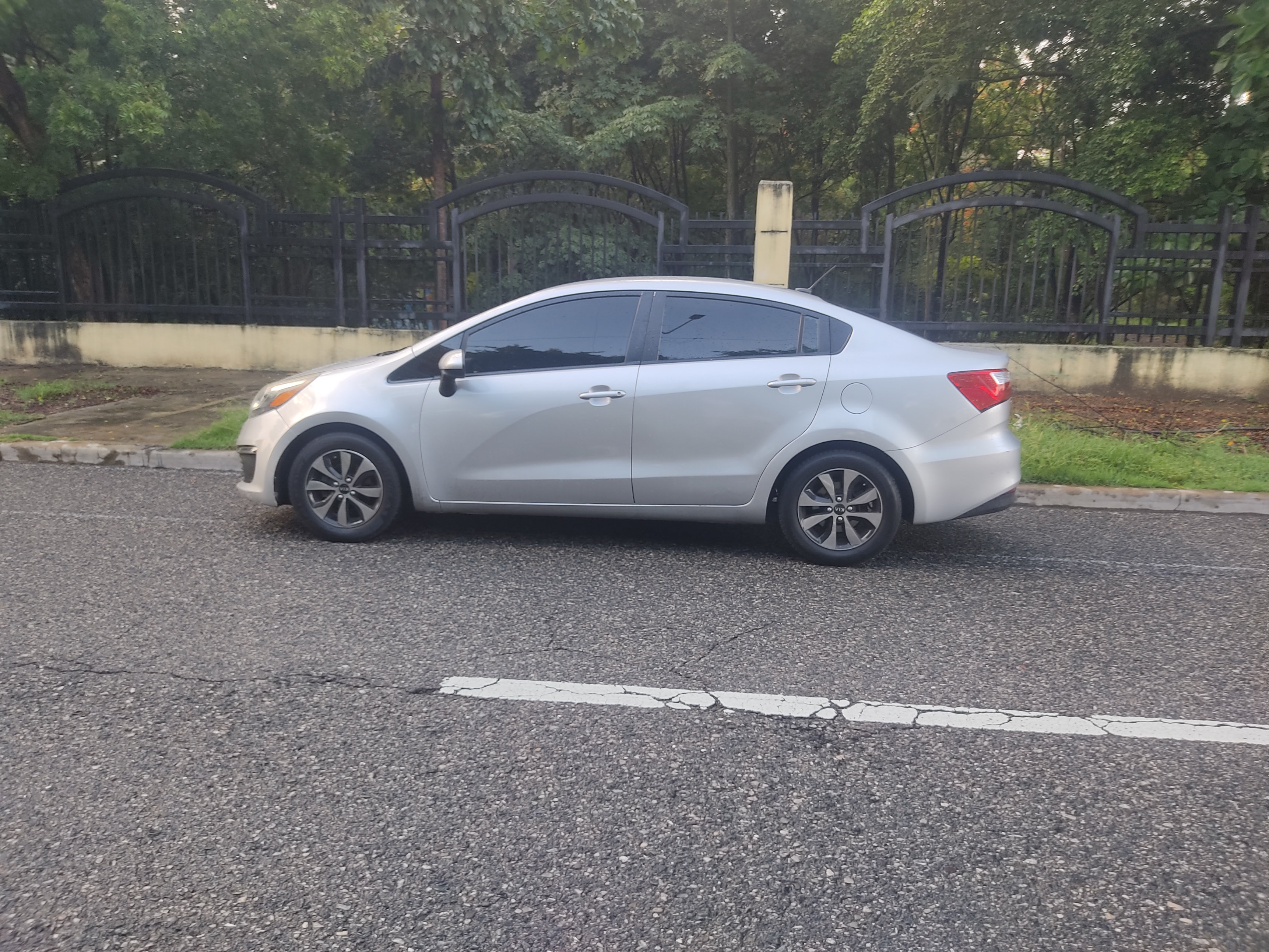 carros - vendo traspaso kia rio 2016 en  200 mil,,,  y paga 12,578 mensual  por 4 años 3