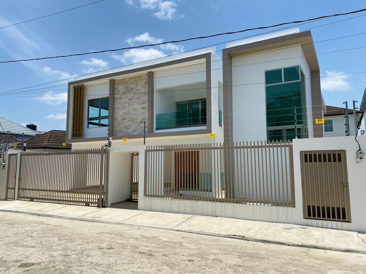casas - Moderna Casa con Habitación en Planta Baja y 2 Cocinas con Línea Blanca incluida 0