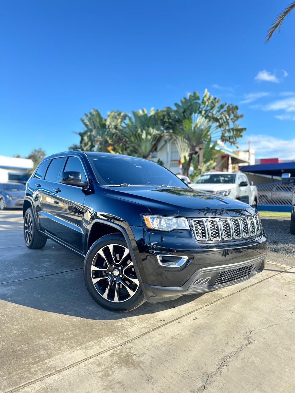 jeepetas y camionetas - Jeep Cherokee Laredo 2017 2