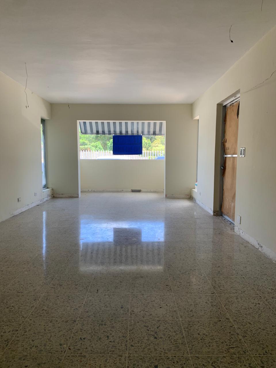 oficinas y locales comerciales - LOCAL ALQUILER  EVARISTO MORALES A PASOS CHURCHILL 3