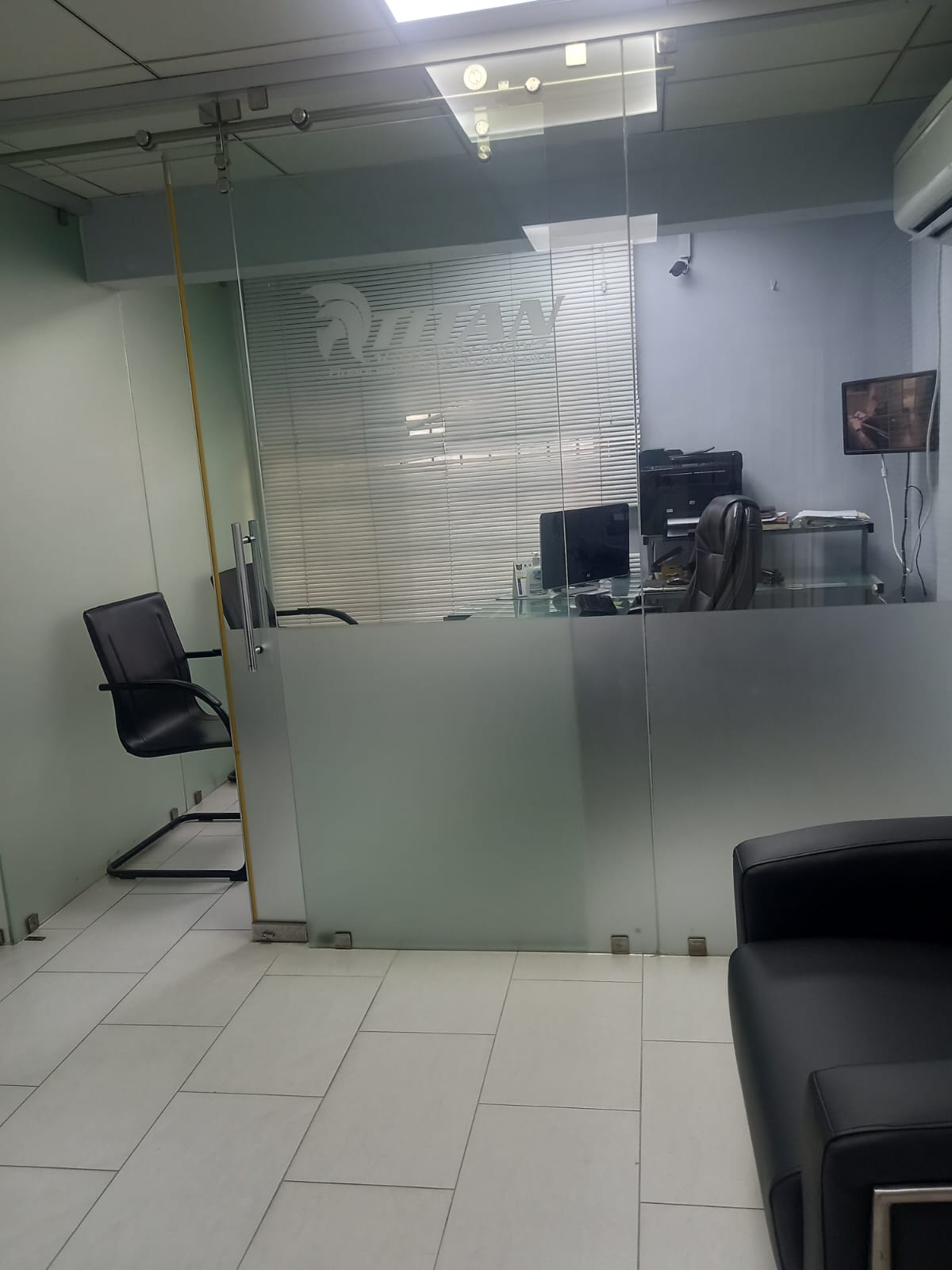 oficinas y locales comerciales - Alquilo local en El Millón  4