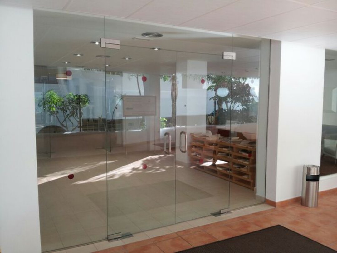 decoración y accesorios - Puerta de cristal flotante templada en República Dominicana 2