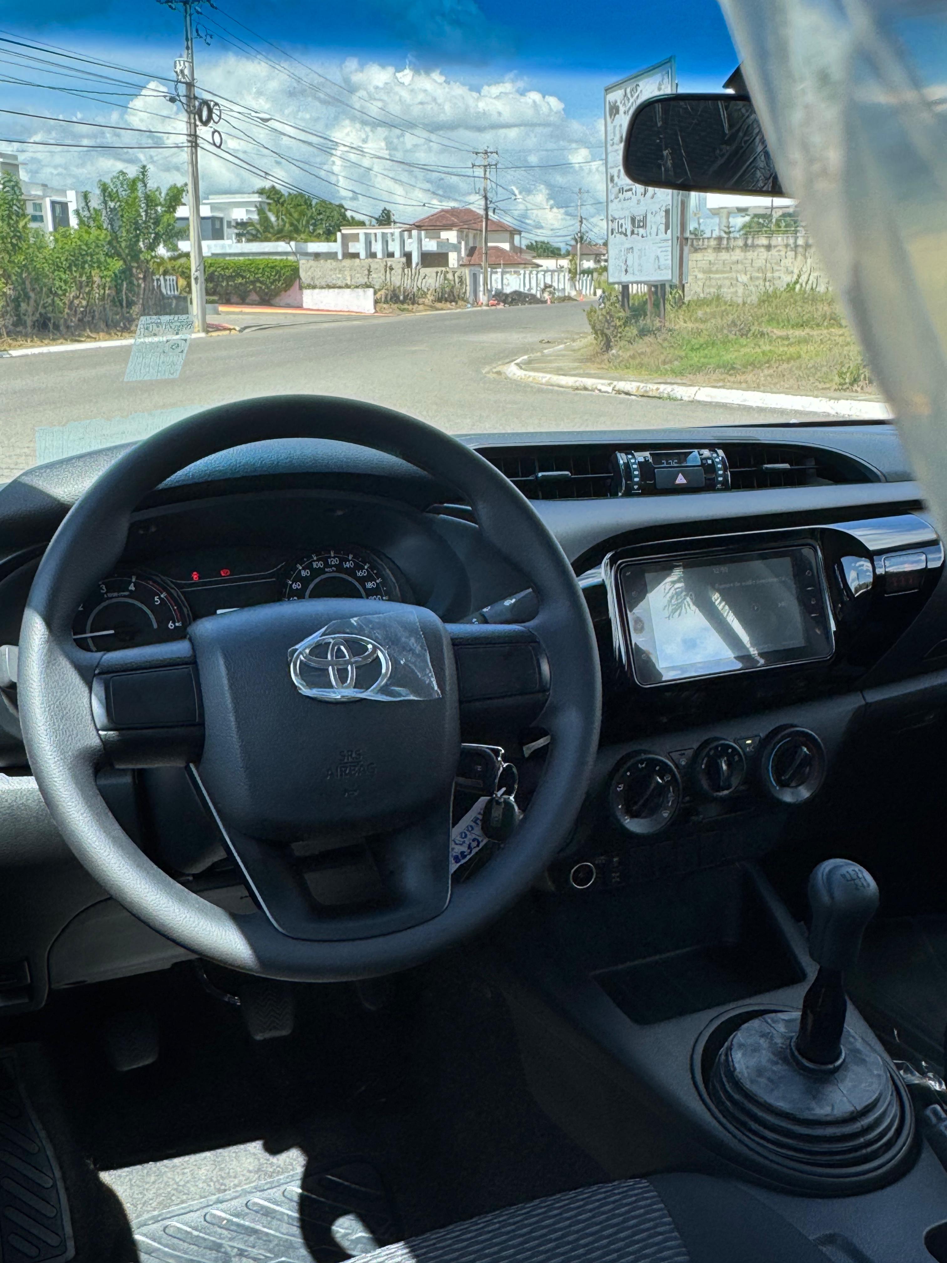 jeepetas y camionetas - Toyota Hilux 4WD 2024 4