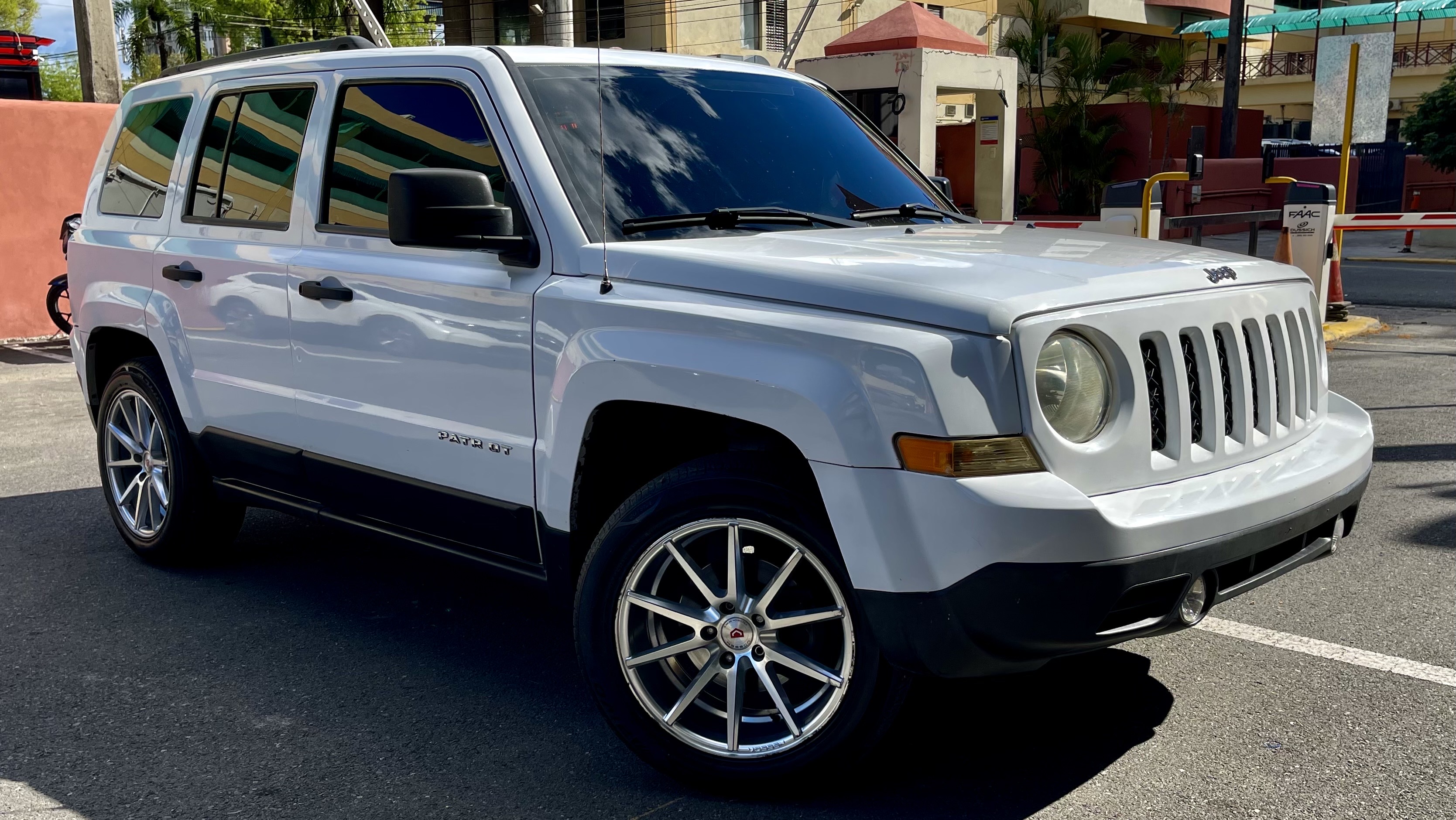 jeepetas y camionetas - Jeep Patriot excelente estado, segundo dueño y muy económica, vidrios tintados.
 4