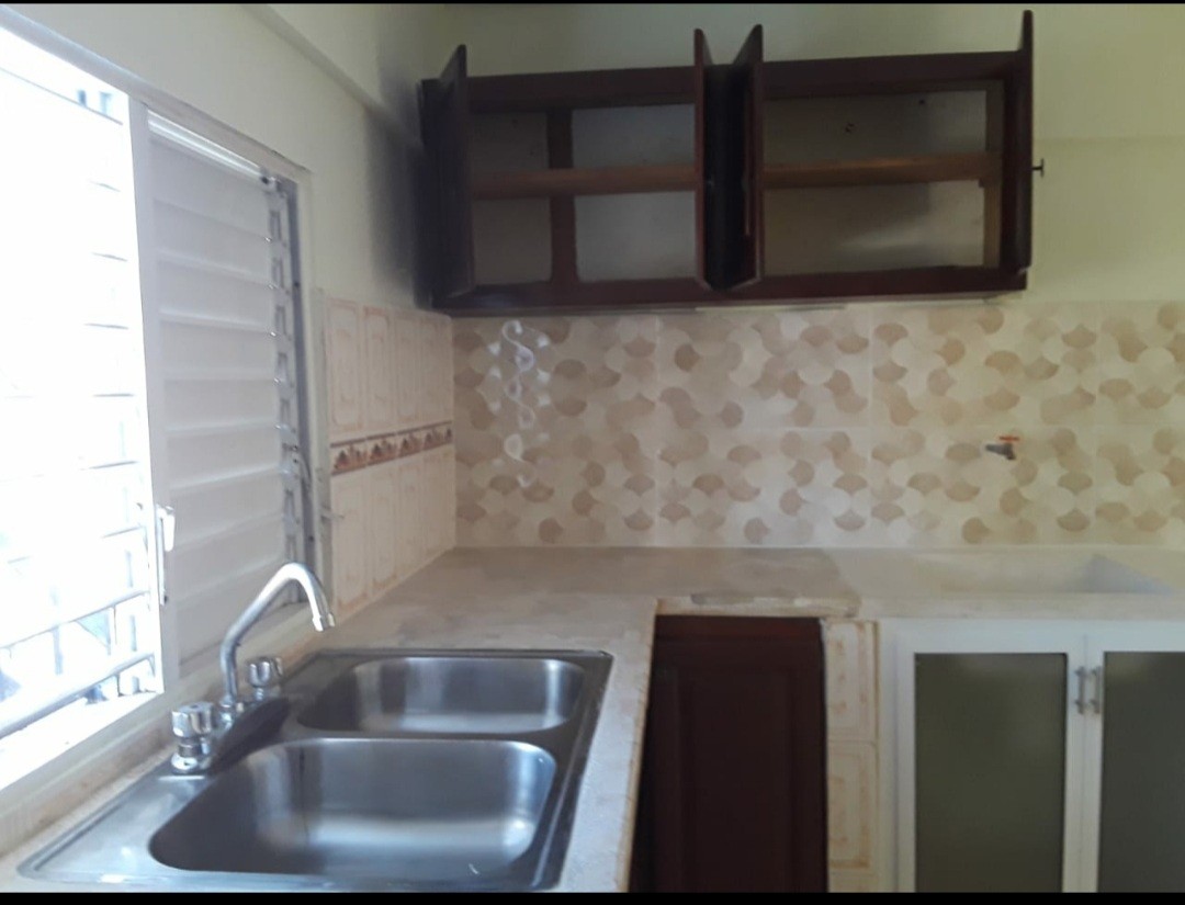 apartamentos - EDIFICIO DE TRES APARTAMENTOS GRANDES EN BAYONA MANOGUAYABO.  4