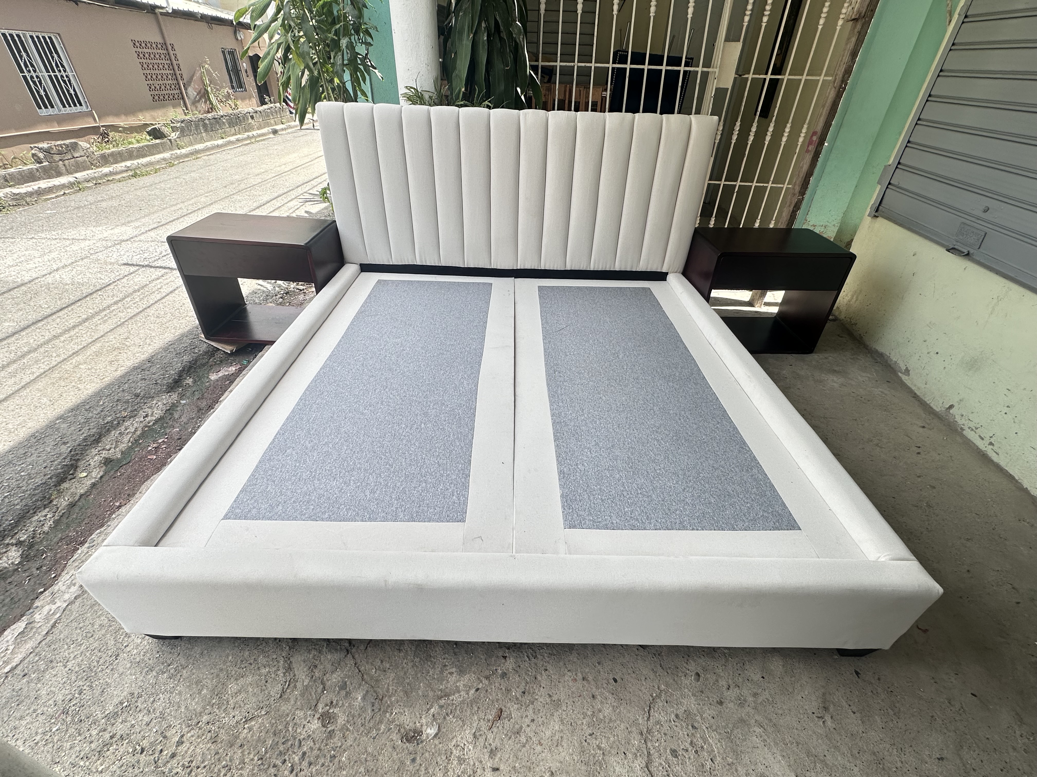 muebles y colchones - Cama tapizada king con mesitas  1