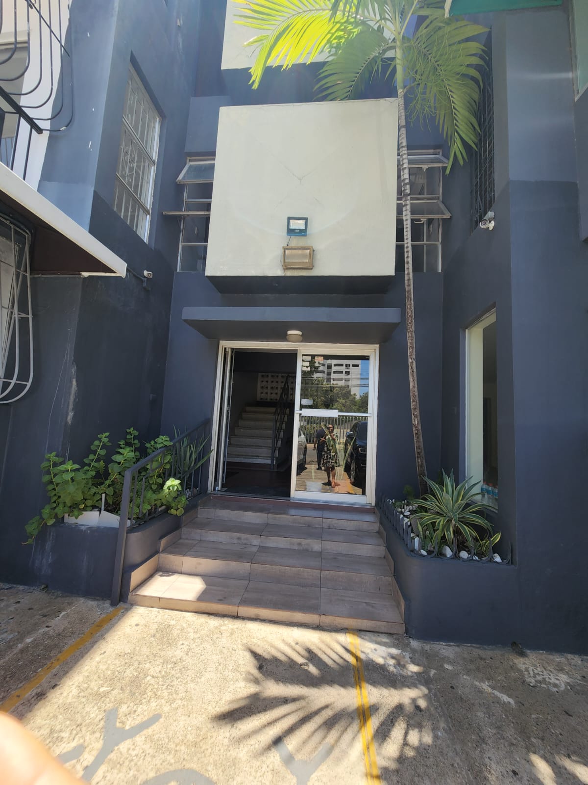oficinas y locales comerciales - LOCAL ALQUILER  EVARISTO MORALES A PASOS CHURCHILL 1