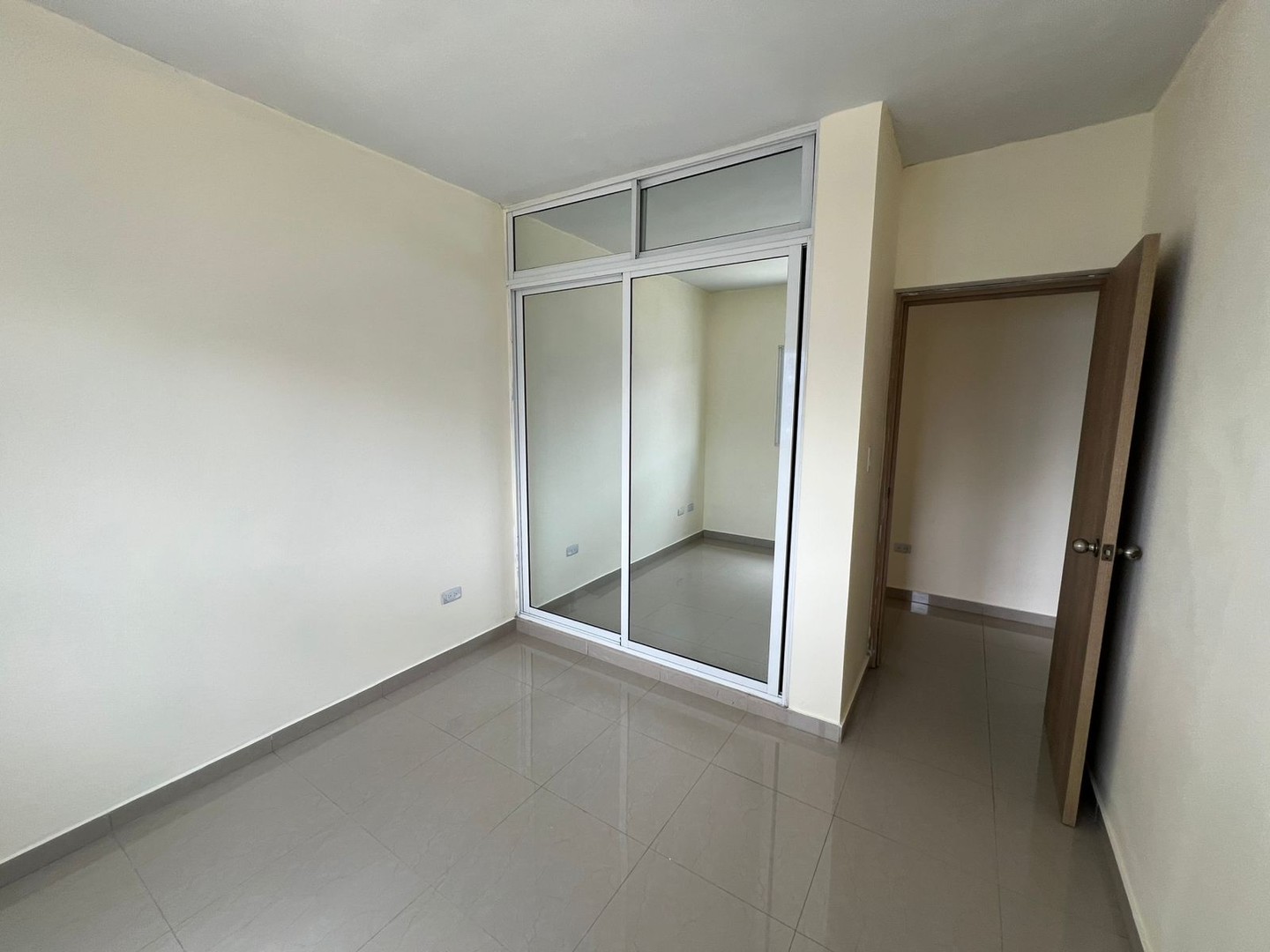 apartamentos - Se alquila apartamento  ubicado en Las Américas 2