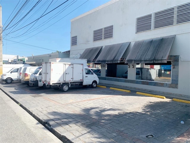 oficinas y locales comerciales - Local con amplio frente en cristal 6