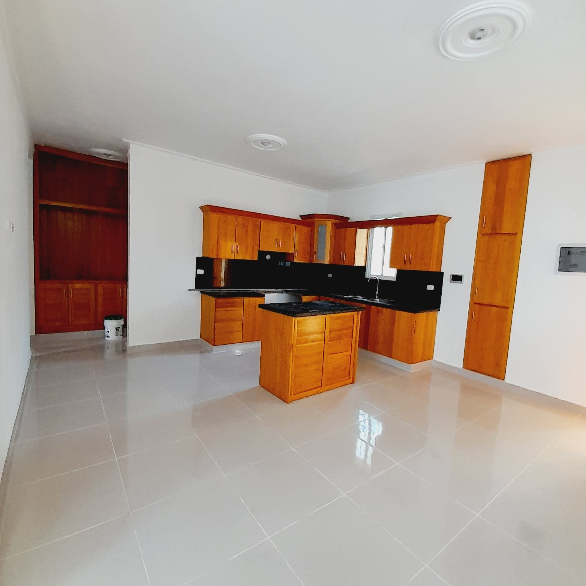 casas - VENDO CASA CON SERCO ELECTRICO, Y PORTON A CONTROL REMOTO TITULO Y DESLINDE 1