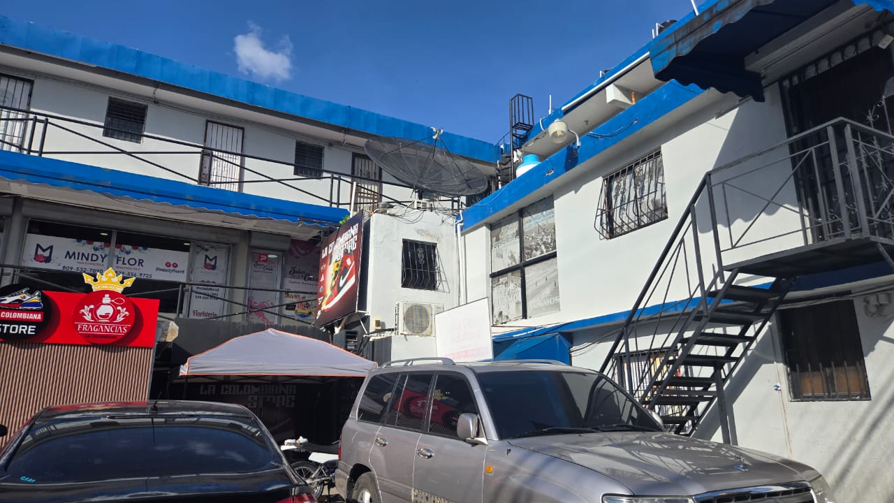 oficinas y locales comerciales - PLAZA COMERCIAL EN ESQUINA TODO ALQUILADO 4