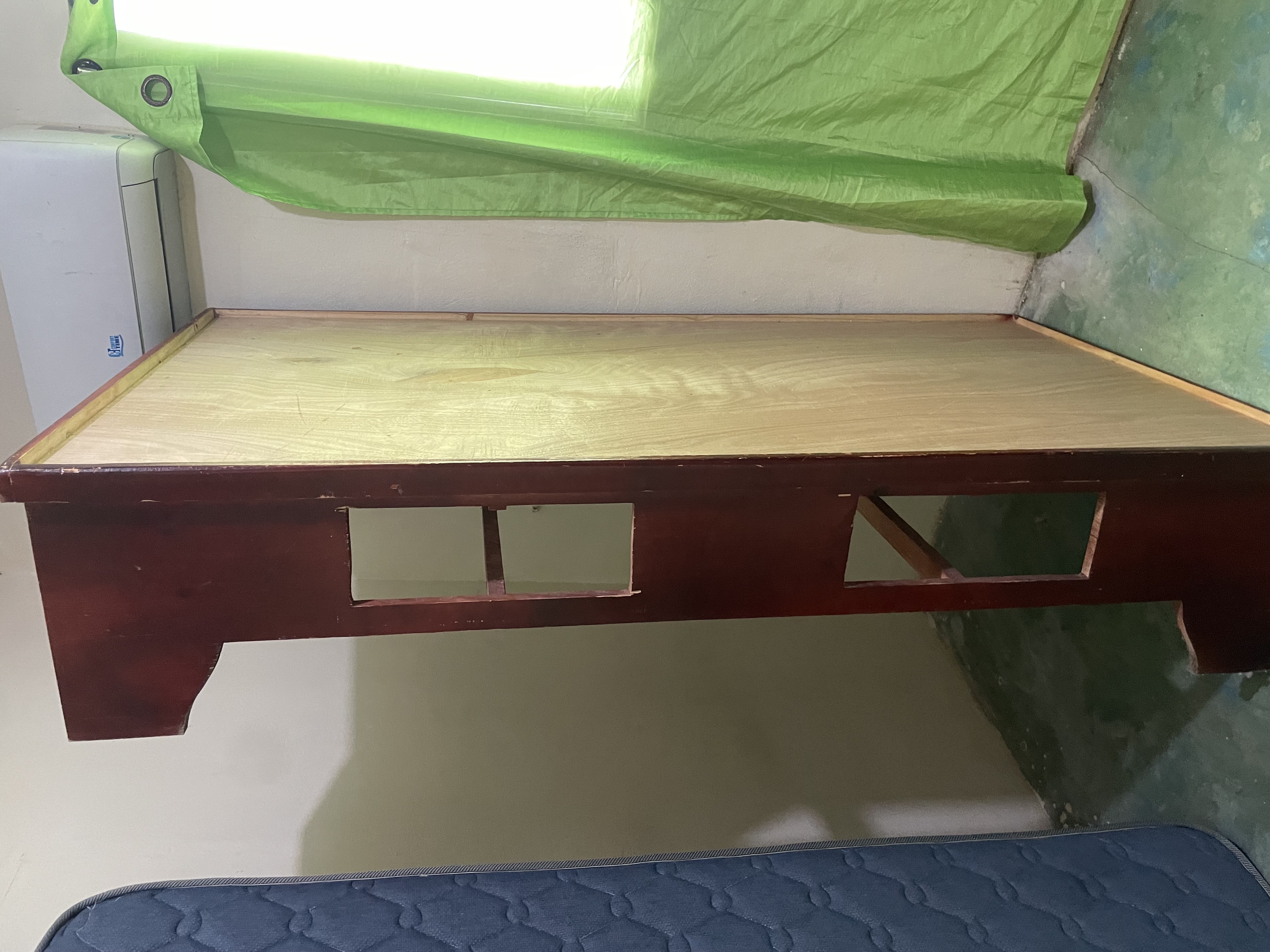 muebles y colchones - cama de una plaza  TWIn colchón base de madera color caoba 17 mil negociable   1
