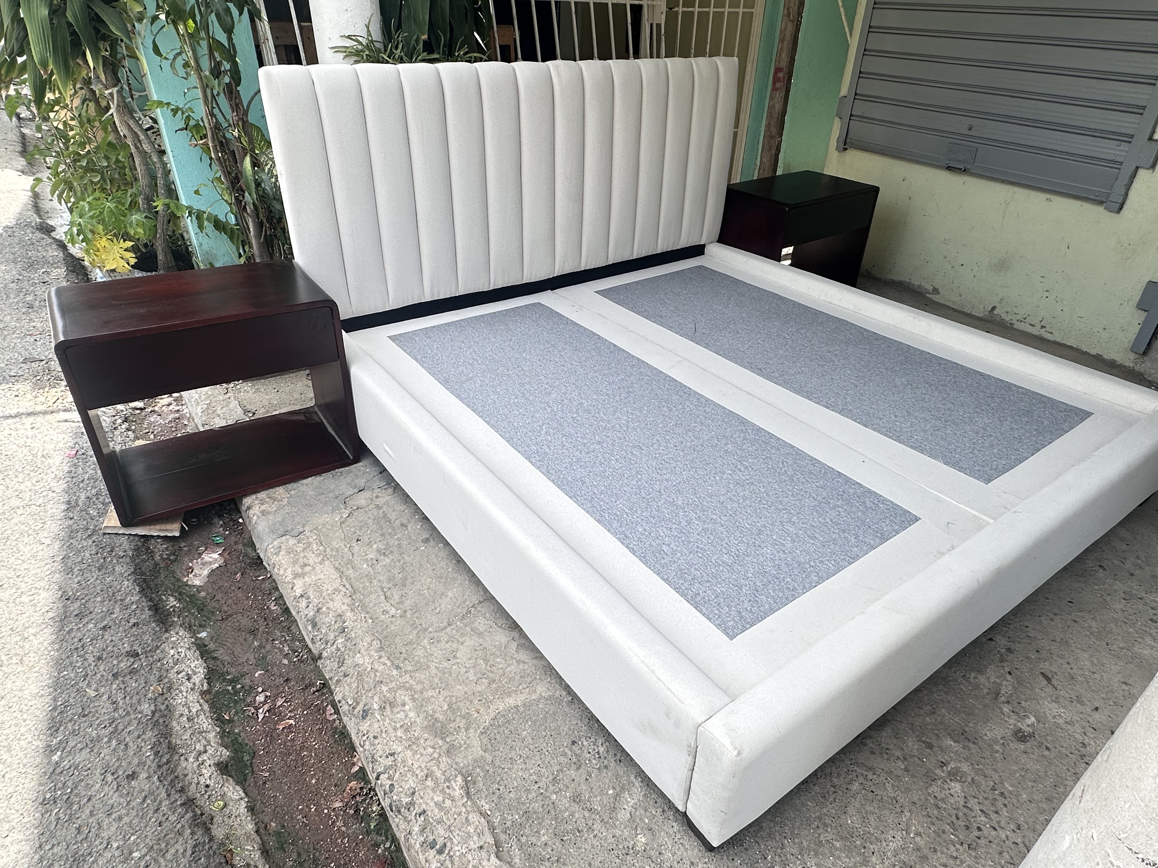 muebles y colchones - Cama tapizada king con mesitas  2