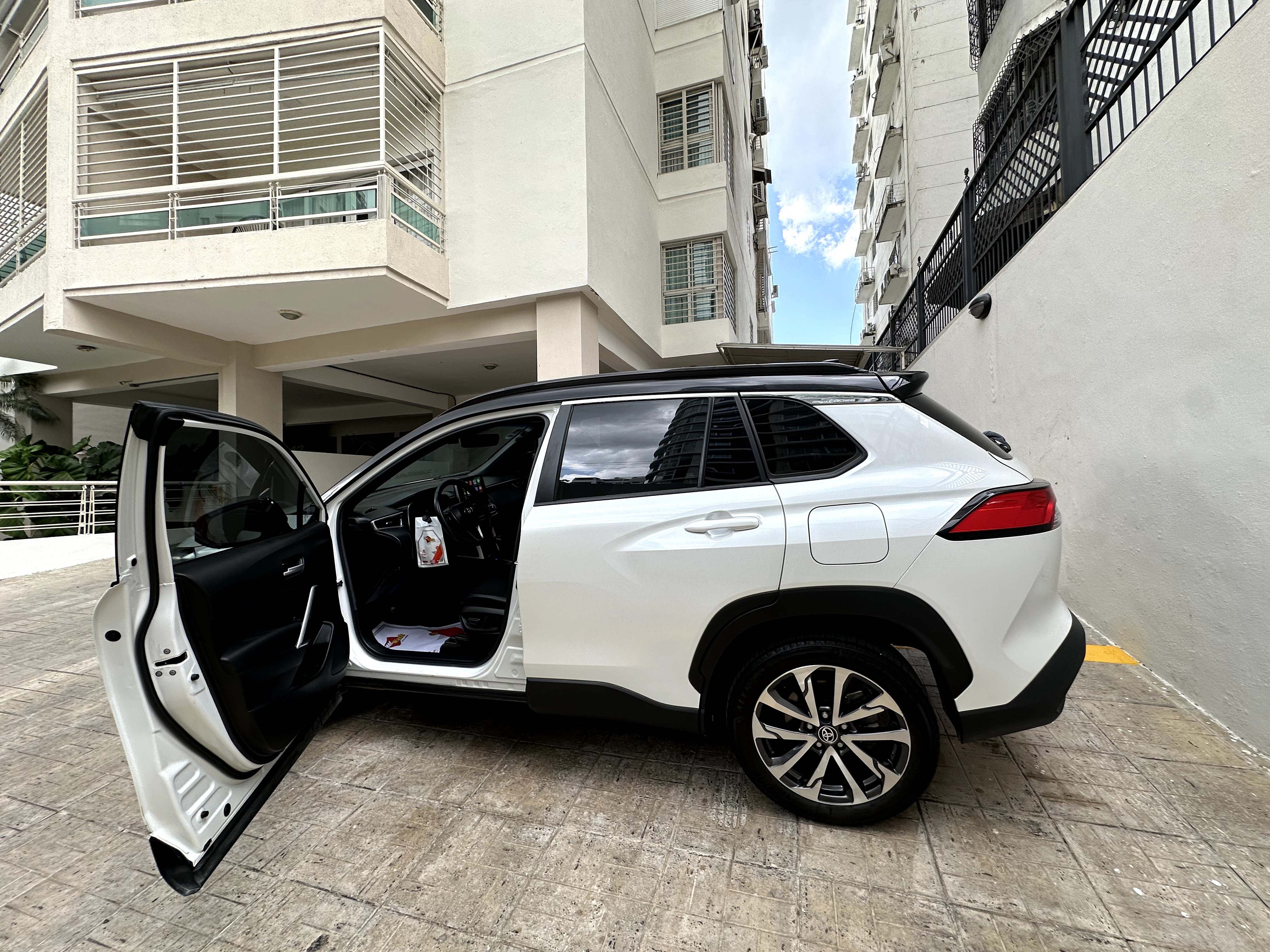 jeepetas y camionetas - Toyota Corolla Cross Limited- Hibrido 2024 3