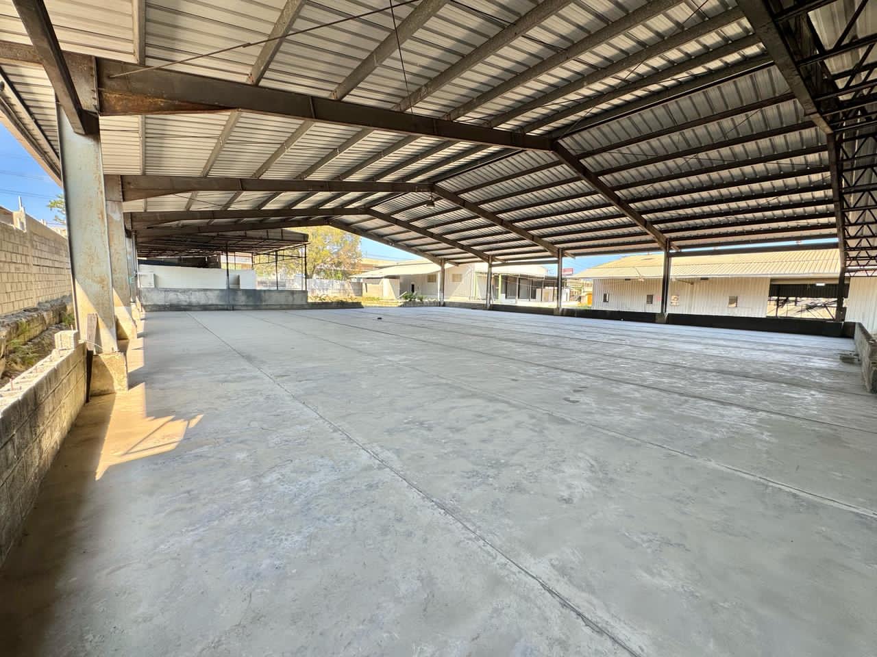 oficinas y locales comerciales - Terreno con Naves en Alquiler AUTOPISTA DUARTE USD