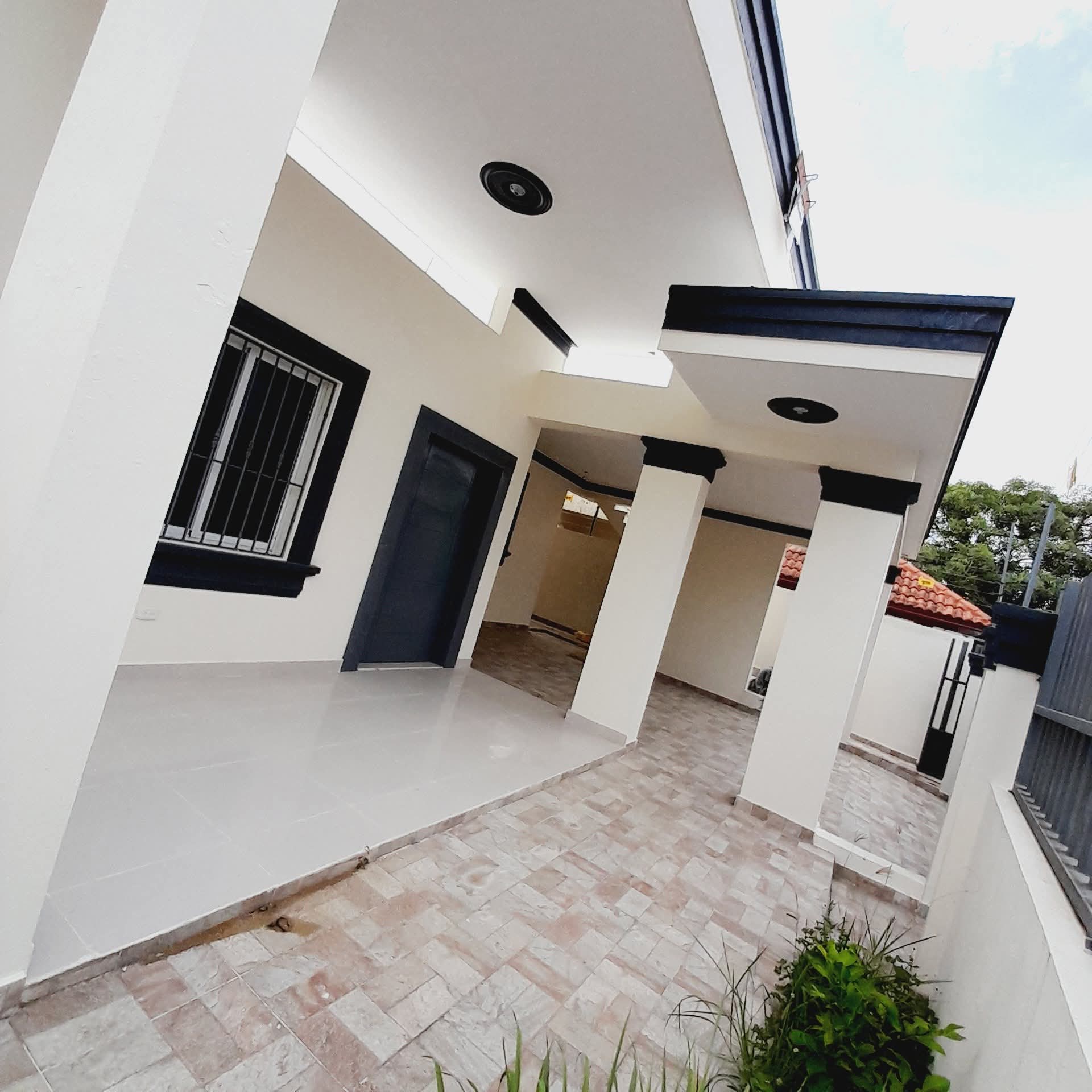 casas - VENDO CASA CON SERCO ELECTRICO, Y PORTON A CONTROL REMOTO TITULO Y DESLINDE 2