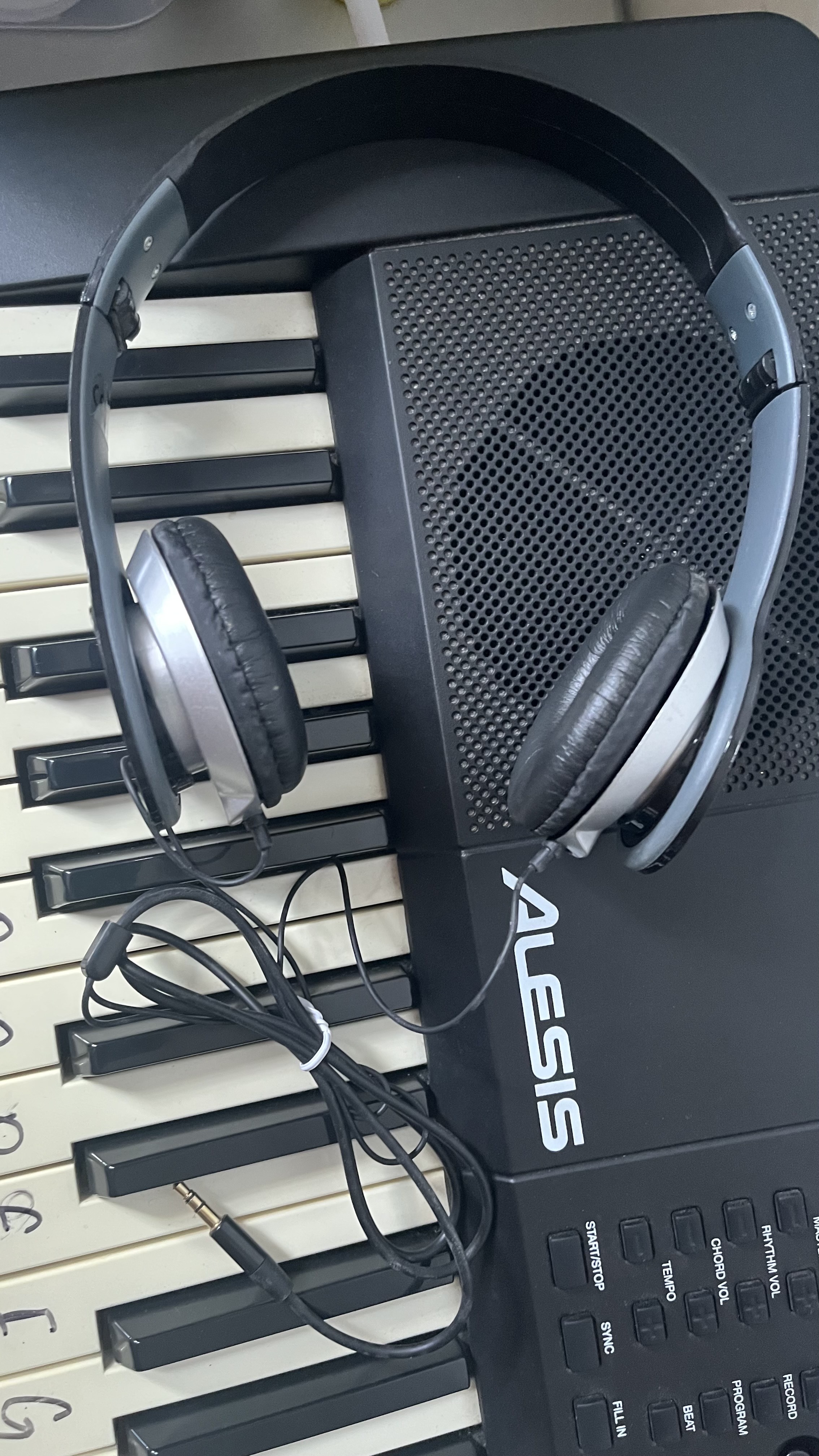 instrumentos musicales - Se vende Teclado Alesis Melody 61 MKII como nuevo, precio negociable 3