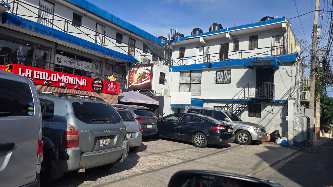 oficinas y locales comerciales - PLAZA COMERCIAL EN ESQUINA TODO ALQUILADO 5