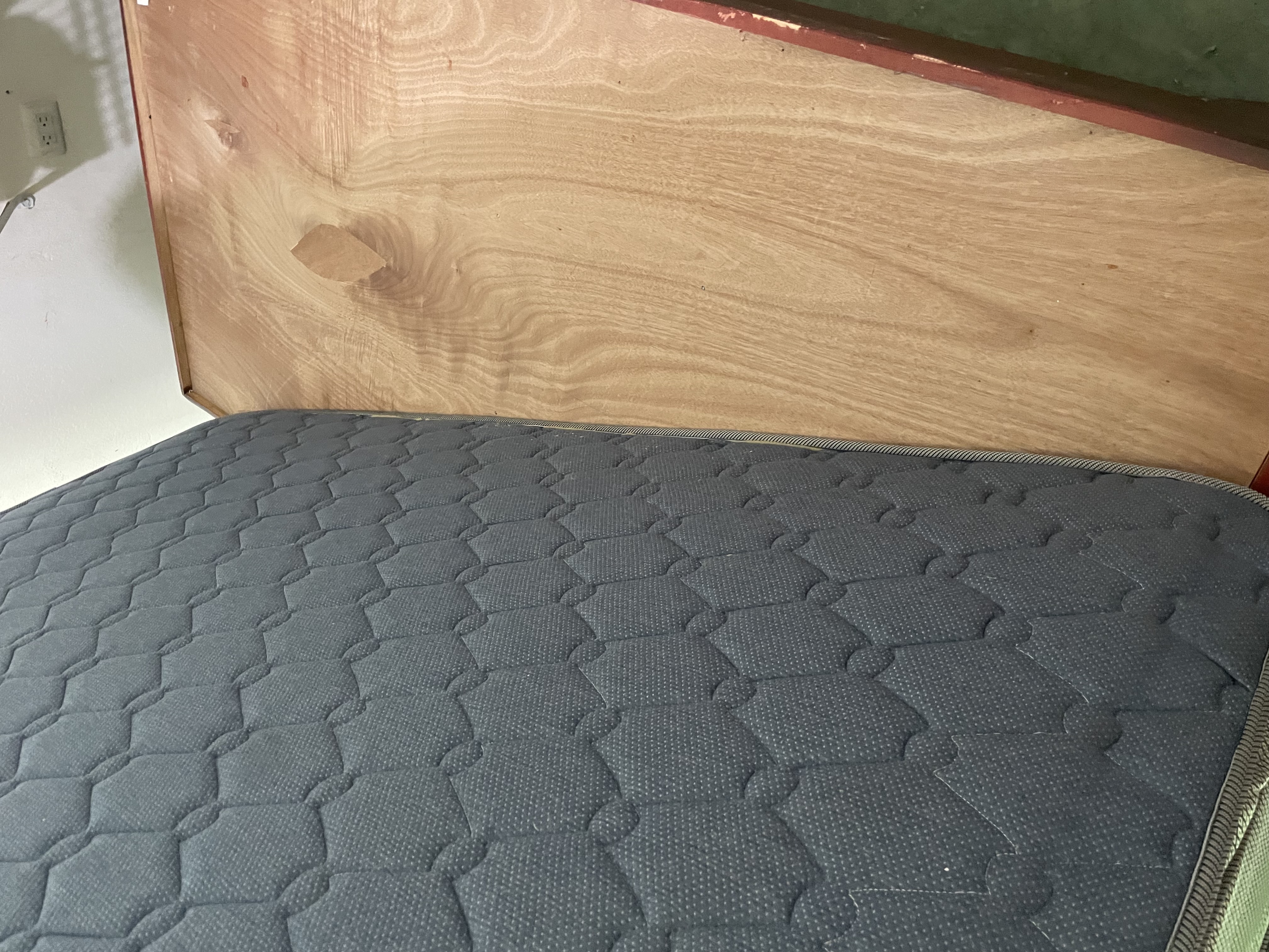 muebles y colchones - cama de una plaza  TWIn colchón base de madera color caoba 17 mil negociable   3