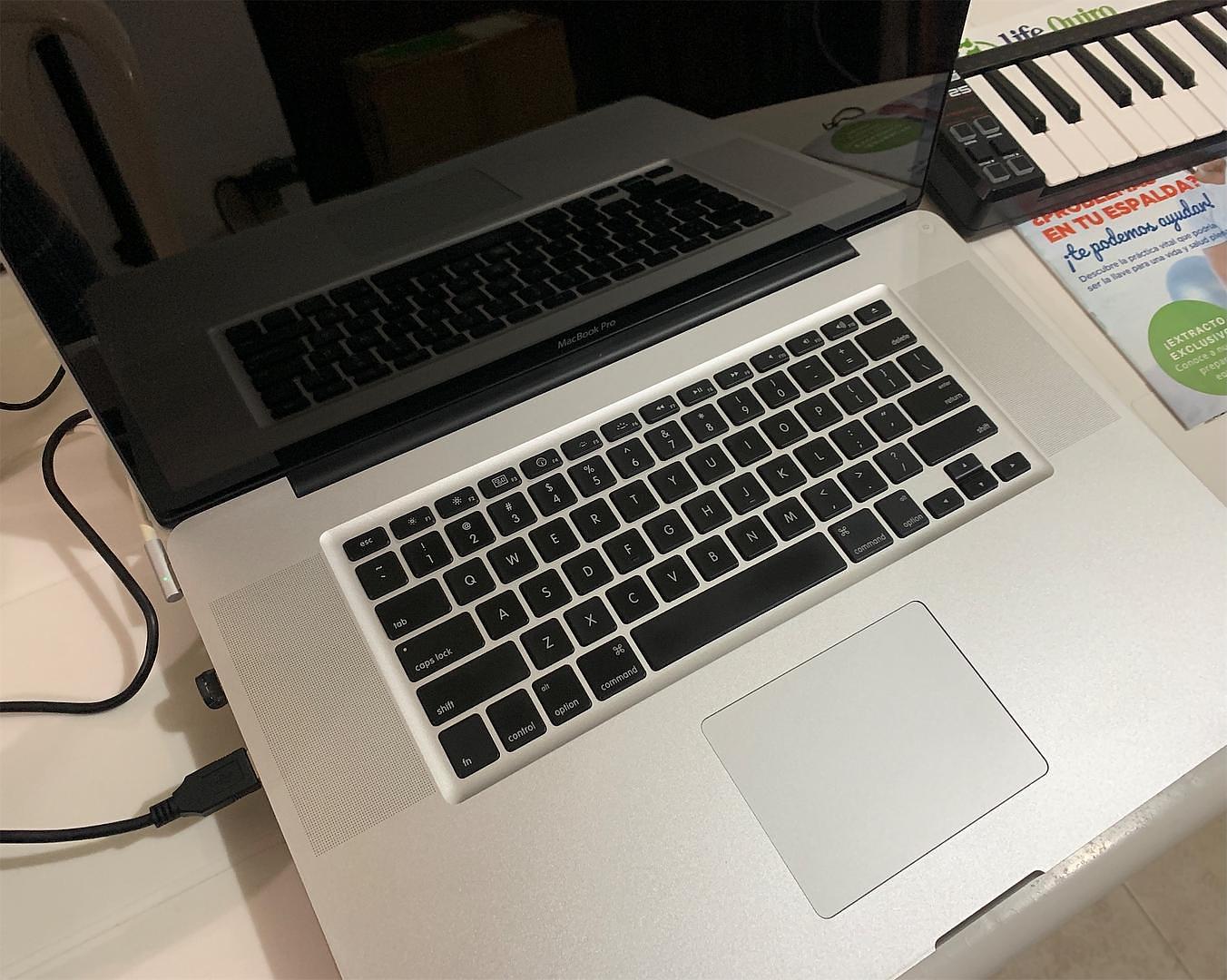 computadoras y laptops - Macbook Pro 17 Pulgadas Mid 2009 0