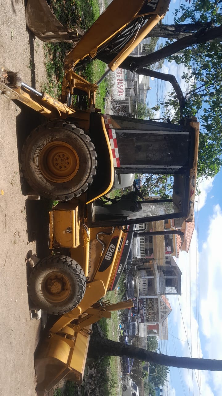 camiones y vehiculos pesados - Retroexcavadora Caterpillar 420-D 2
