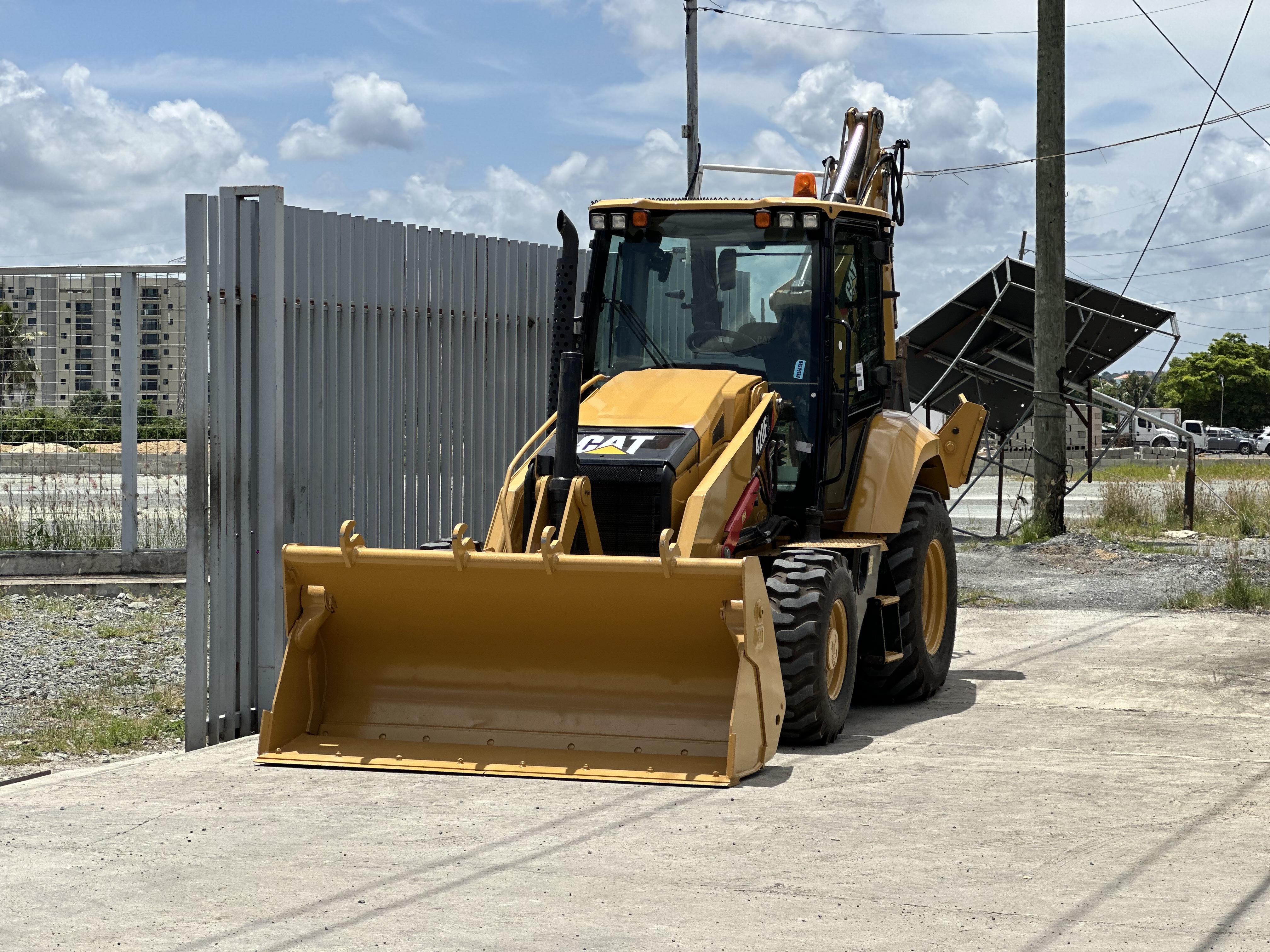 camiones y vehiculos pesados - Caterpillar 420F 2017