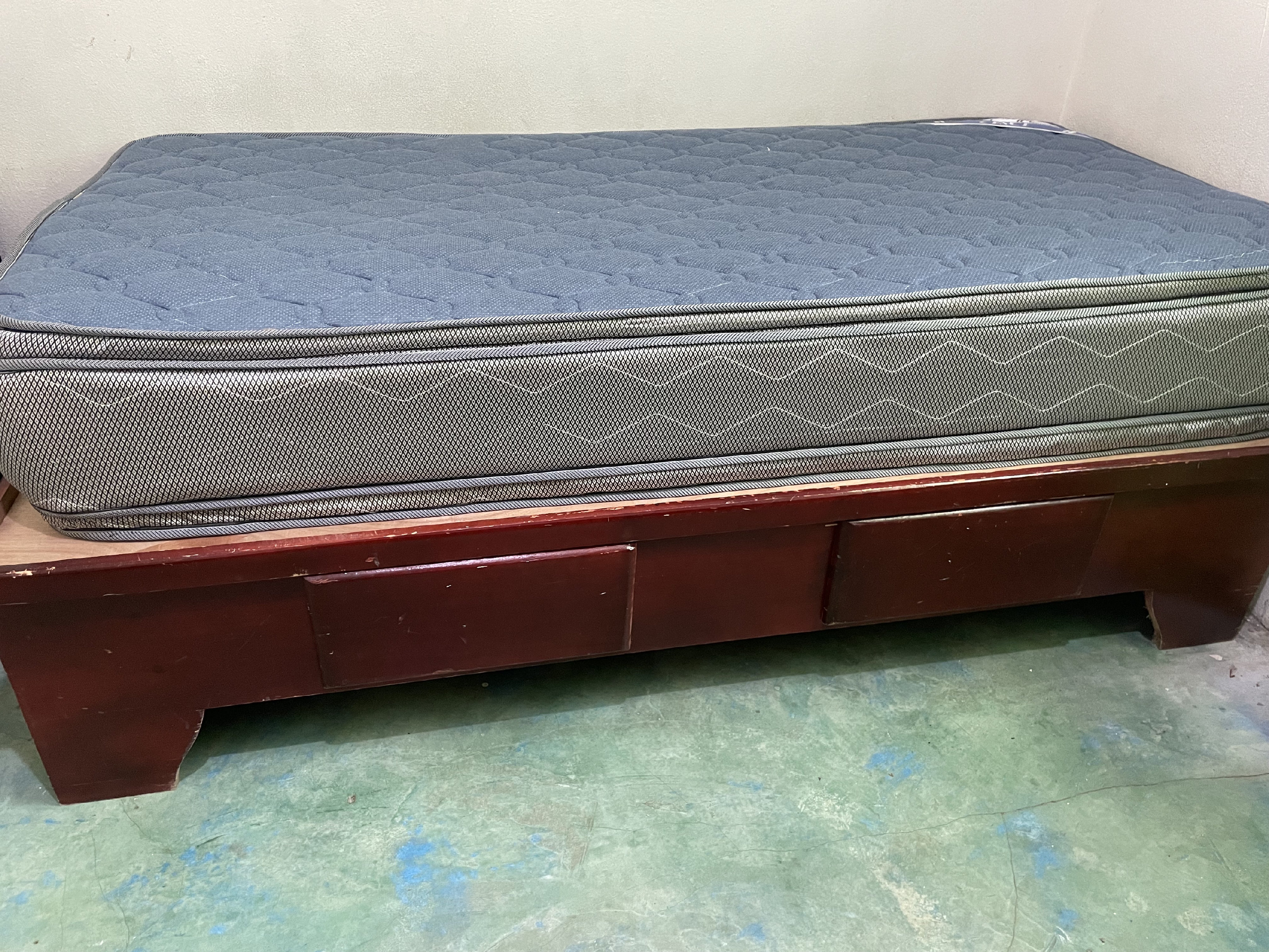 muebles y colchones - cama de una plaza  TWIn colchón base de madera color caoba 17 mil negociable   4