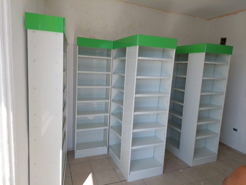 equipos profesionales - Módulos metálicos y vitrinas para farmacias 0