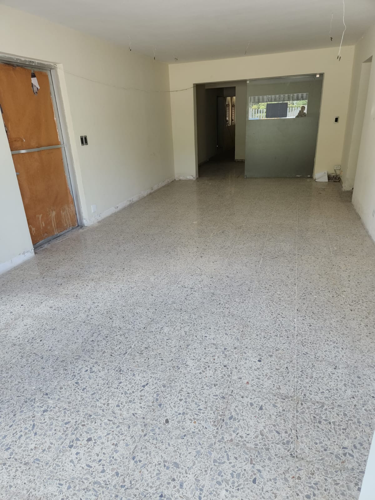 oficinas y locales comerciales - LOCAL ALQUILER  EVARISTO MORALES A PASOS CHURCHILL 5
