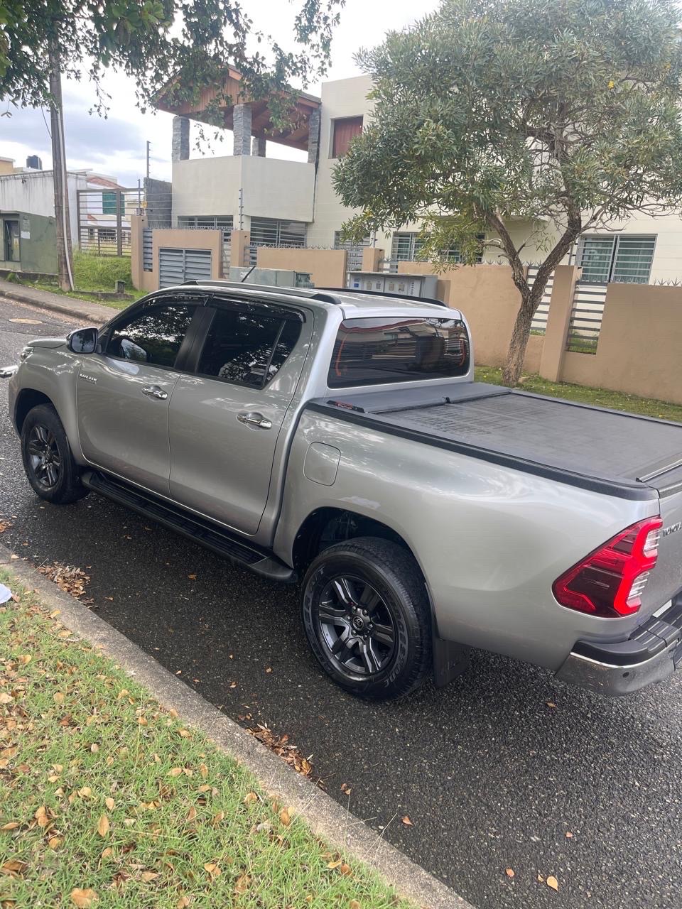 jeepetas y camionetas - TOYOTA HILUX SRV 2023. ÚNICO DUEÑO 2