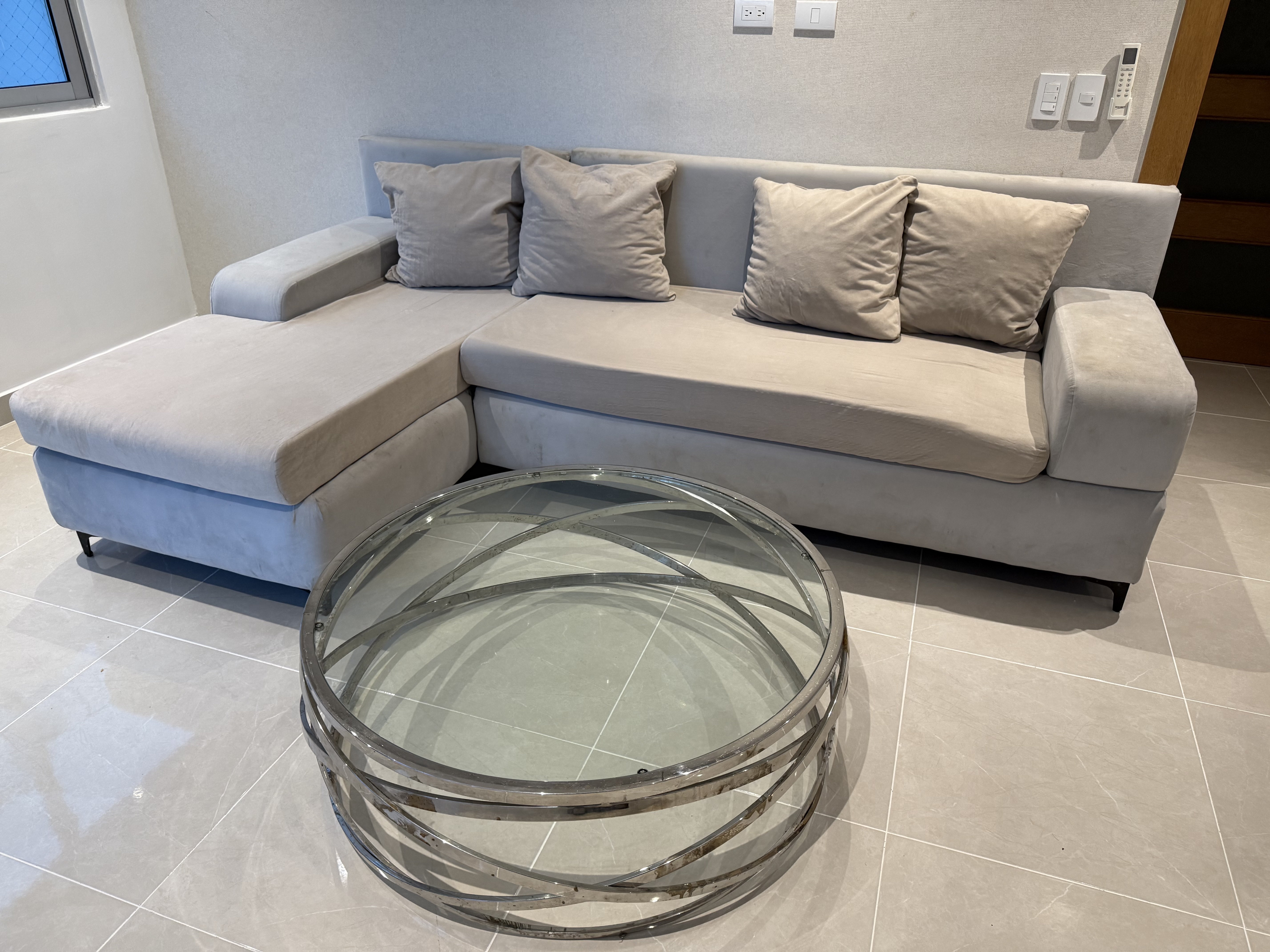 muebles y colchones - Sofá L con mesa plateada  0