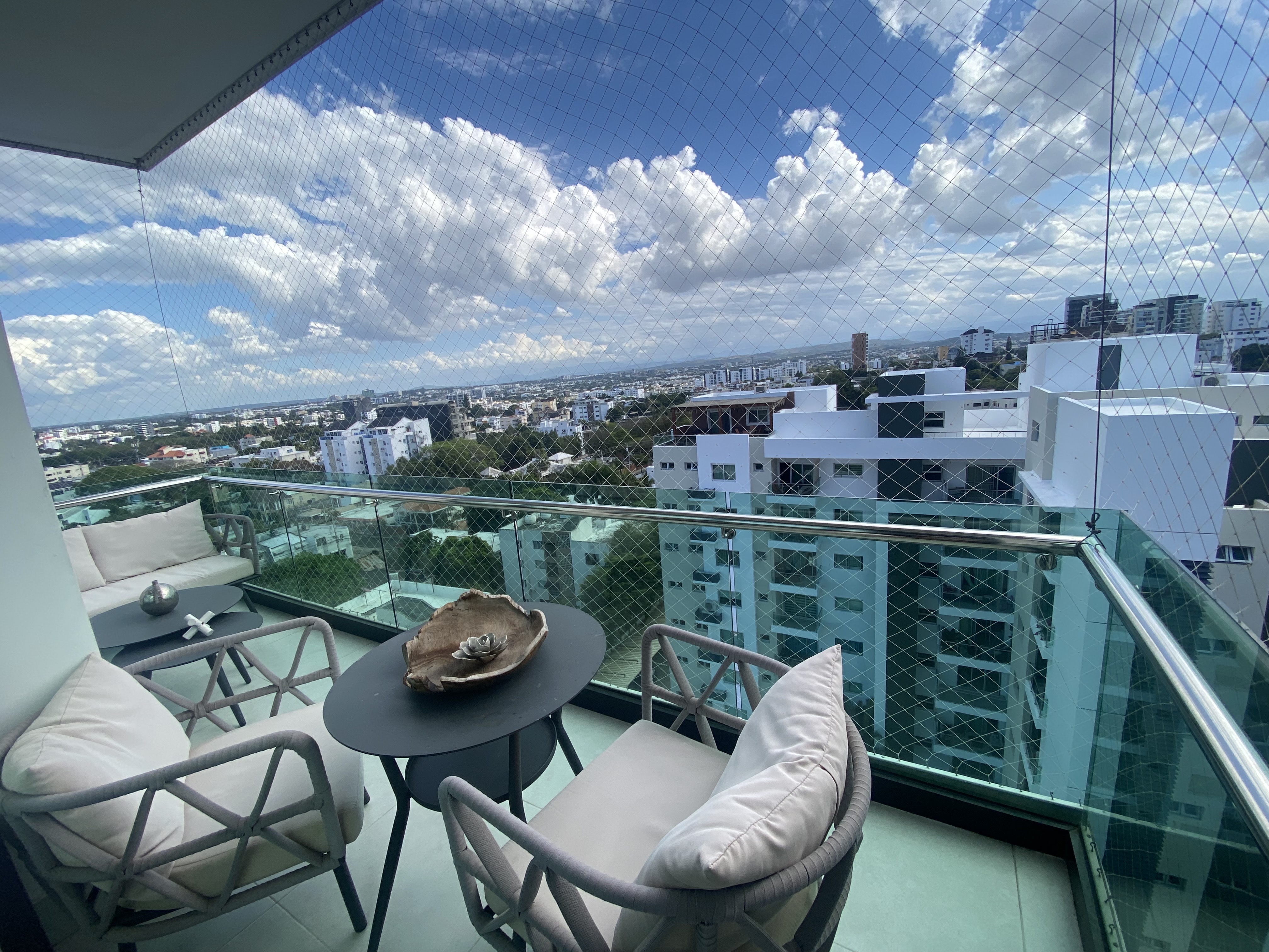 apartamentos - Piso alto de venta amueblada en La Esmeralda 0