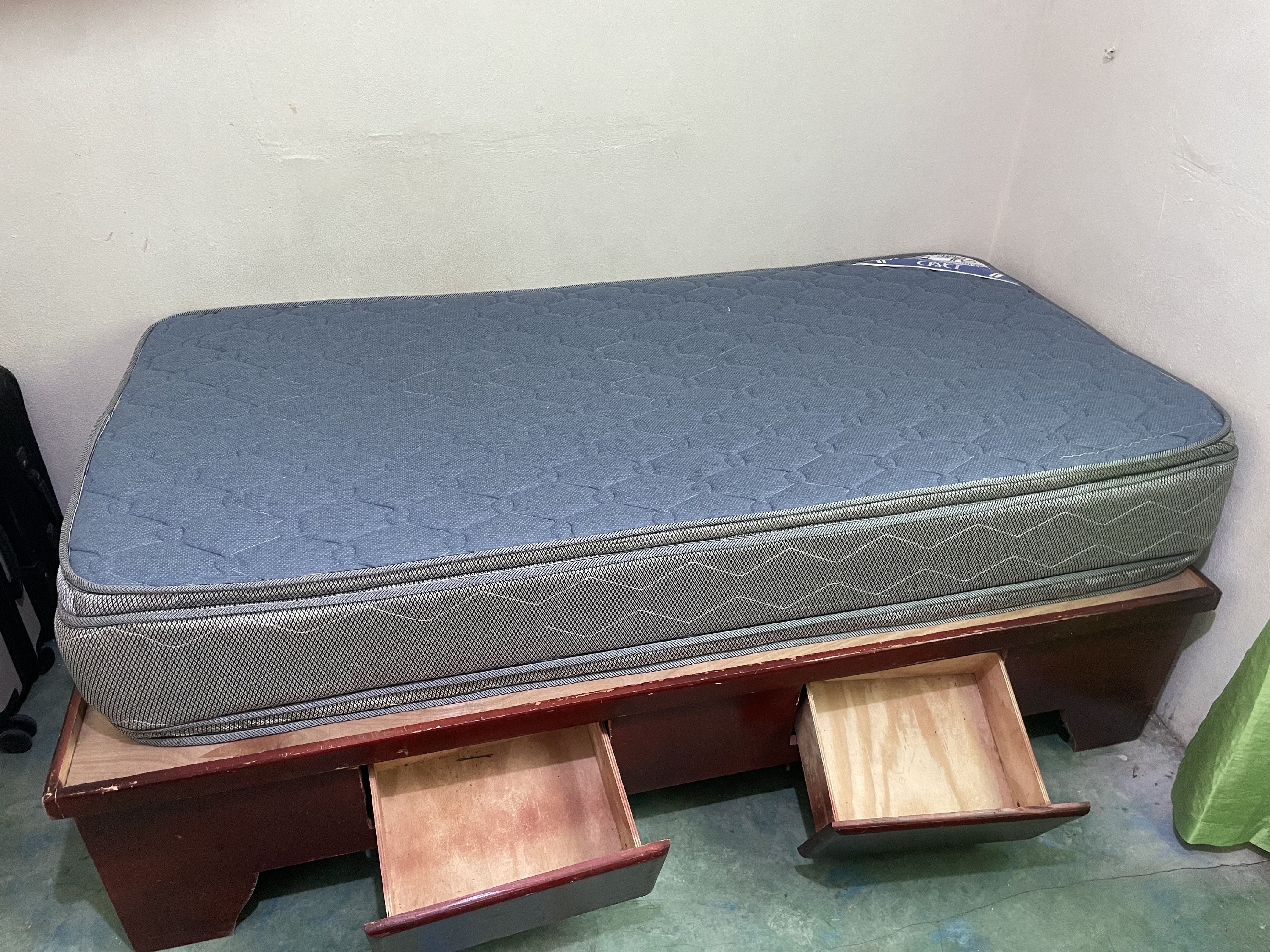 muebles y colchones - cama de una plaza  TWIn colchón base de madera color caoba 17 mil negociable   5