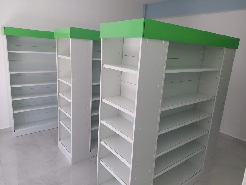 equipos profesionales - Módulos metálicos y vitrinas para farmacias 1