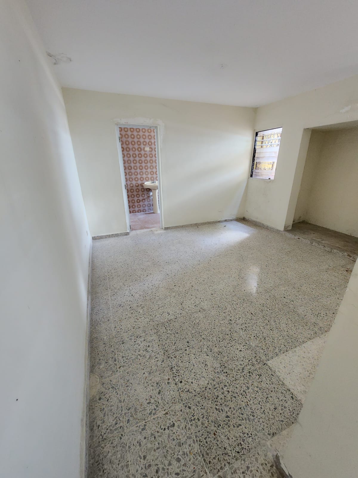 oficinas y locales comerciales - LOCAL ALQUILER  EVARISTO MORALES A PASOS CHURCHILL 6