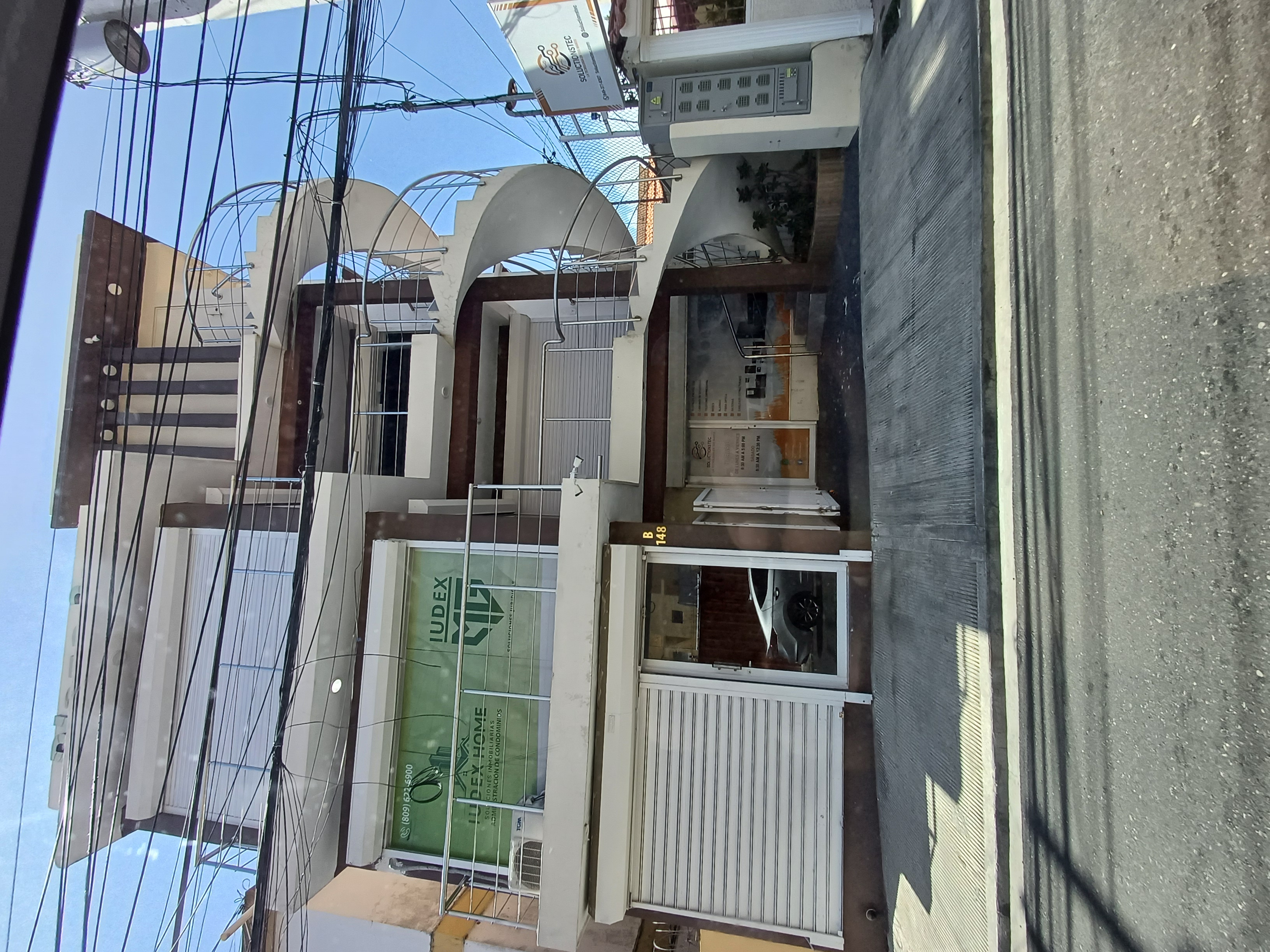 oficinas y locales comerciales - Local Alma Rosa 1ra. 2do piso con 50 m2. 40k cristales y shutters.  