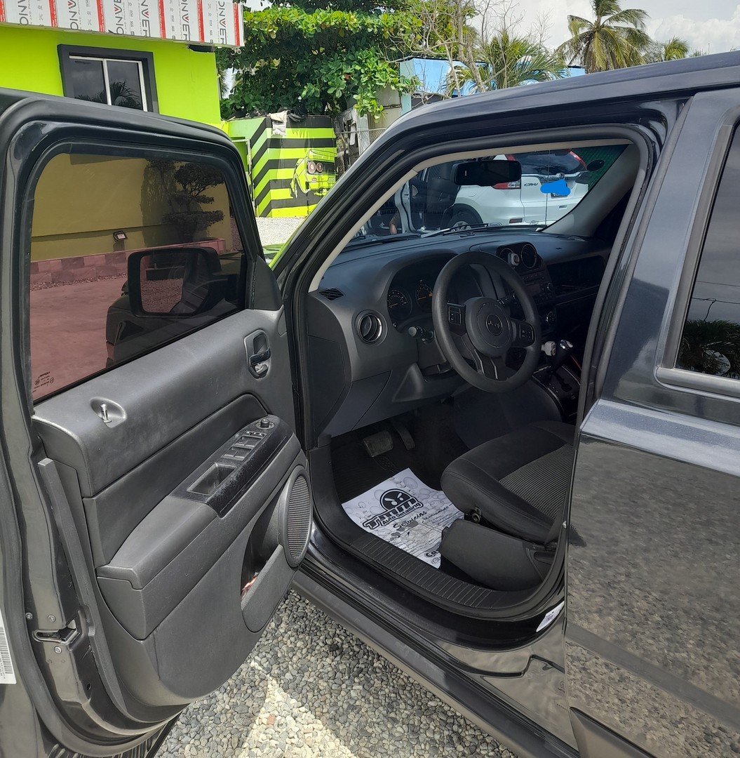 jeepetas y camionetas - Jeep Patriot Sport 2016 RD$570,000... 3