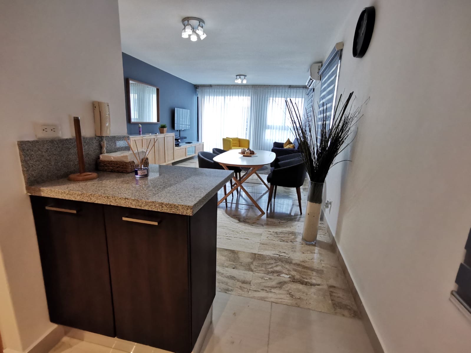 apartamentos - ALQUILER DE APARTAMENTO DE UNA HABITACIÓN AMUEBLADO FULL A PASOS DE LA CHURCHILL 4