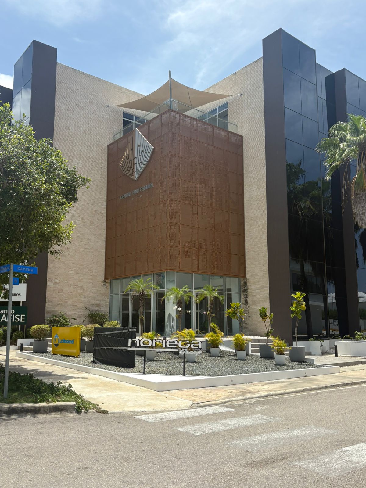 oficinas y locales comerciales - Local  comercial en el  Village, Boulevard de Punta cana. 8