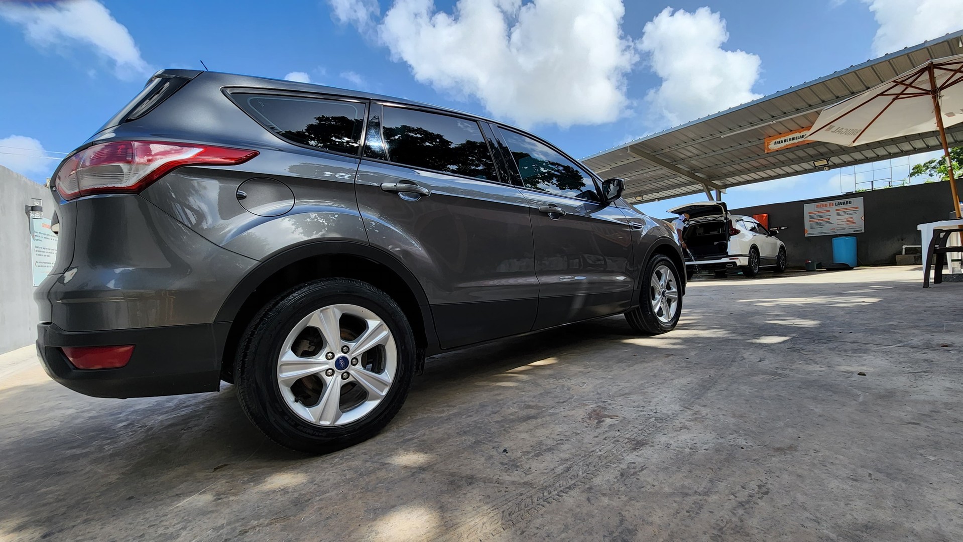 jeepetas y camionetas - Ford Escape Gris 2014 - 2.0L De Buen Uso y Muy Bien Mantenida 6