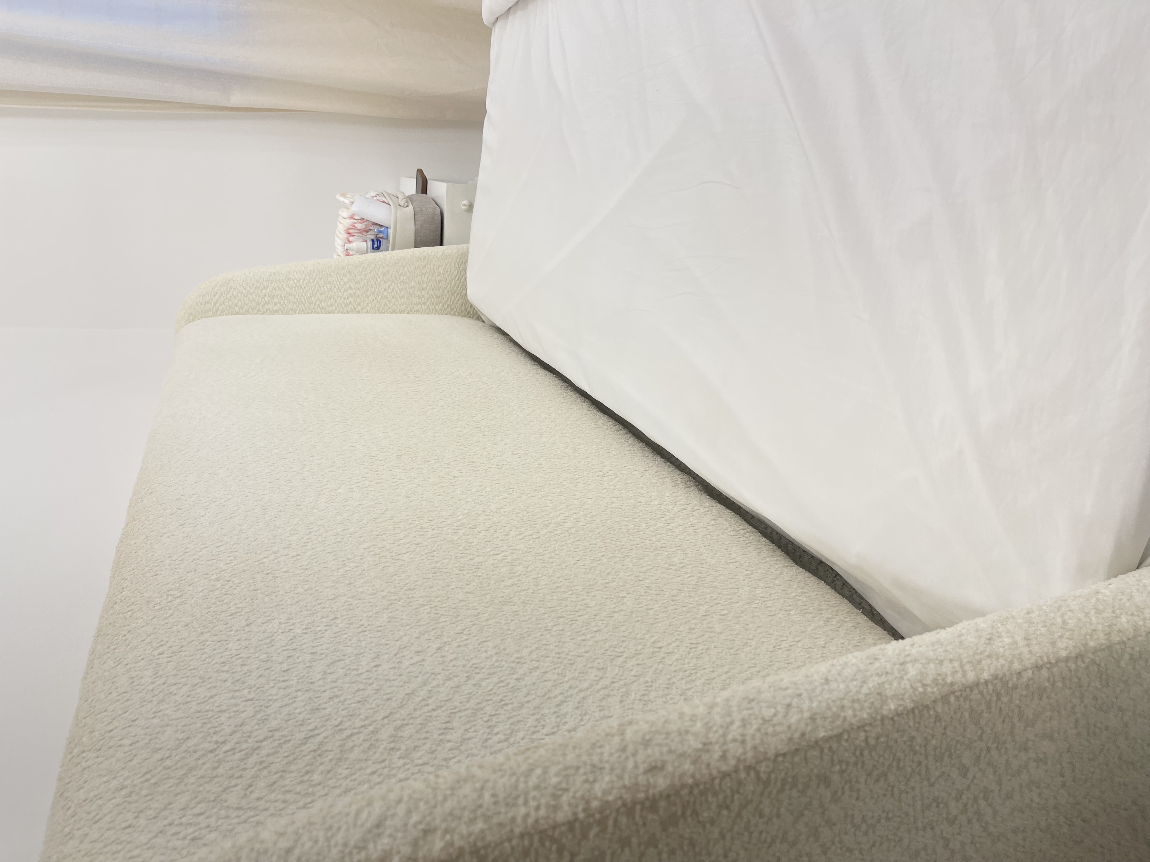 muebles y colchones - Vendo cama moderna queen, incluye el colchón 