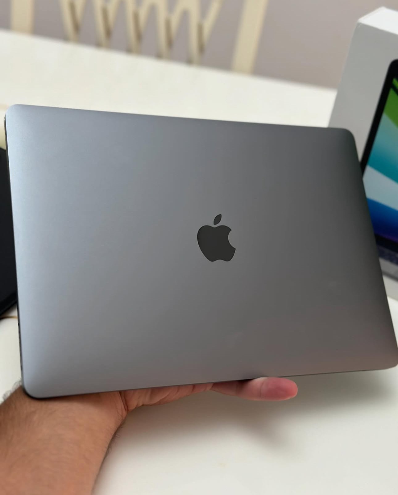 computadoras y laptops - MacBook Pro 13” Chip M2 2022 8GB RAM & 256GB SSD Como Nueva  4