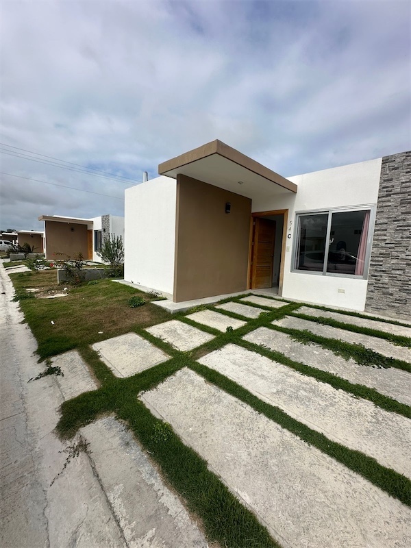 casas vacacionales y villas - Venta de Villa en punta cana zona turística a unos minutos de la playa  1