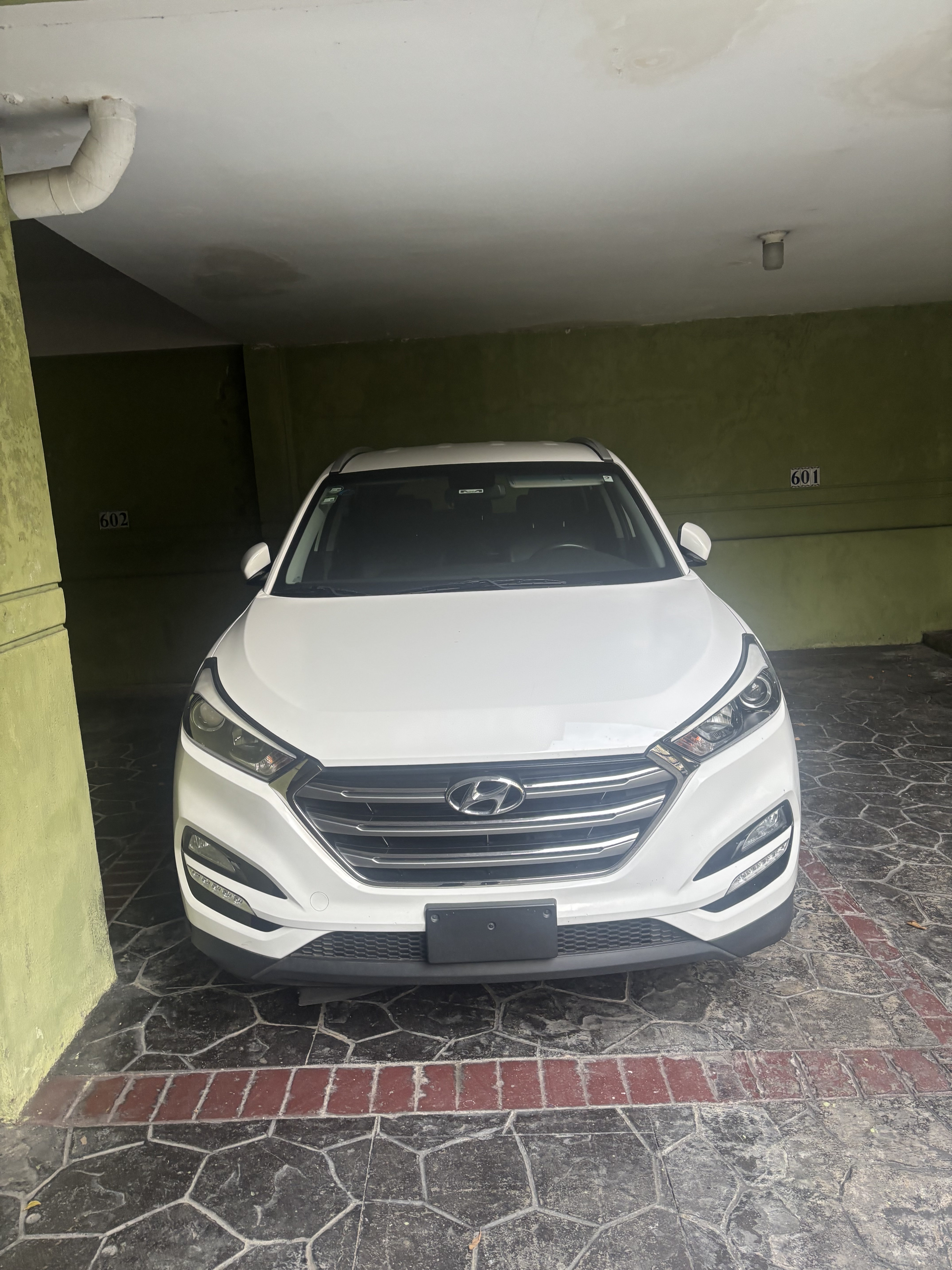 jeepetas y camionetas - Hyundai Tucson 2018 de la casa con todos los mantenimientos en magna  1