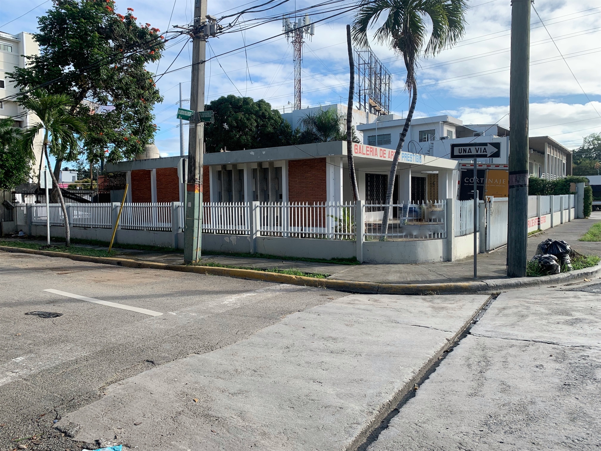 oficinas y locales comerciales - Local esquinero en Naco 3
