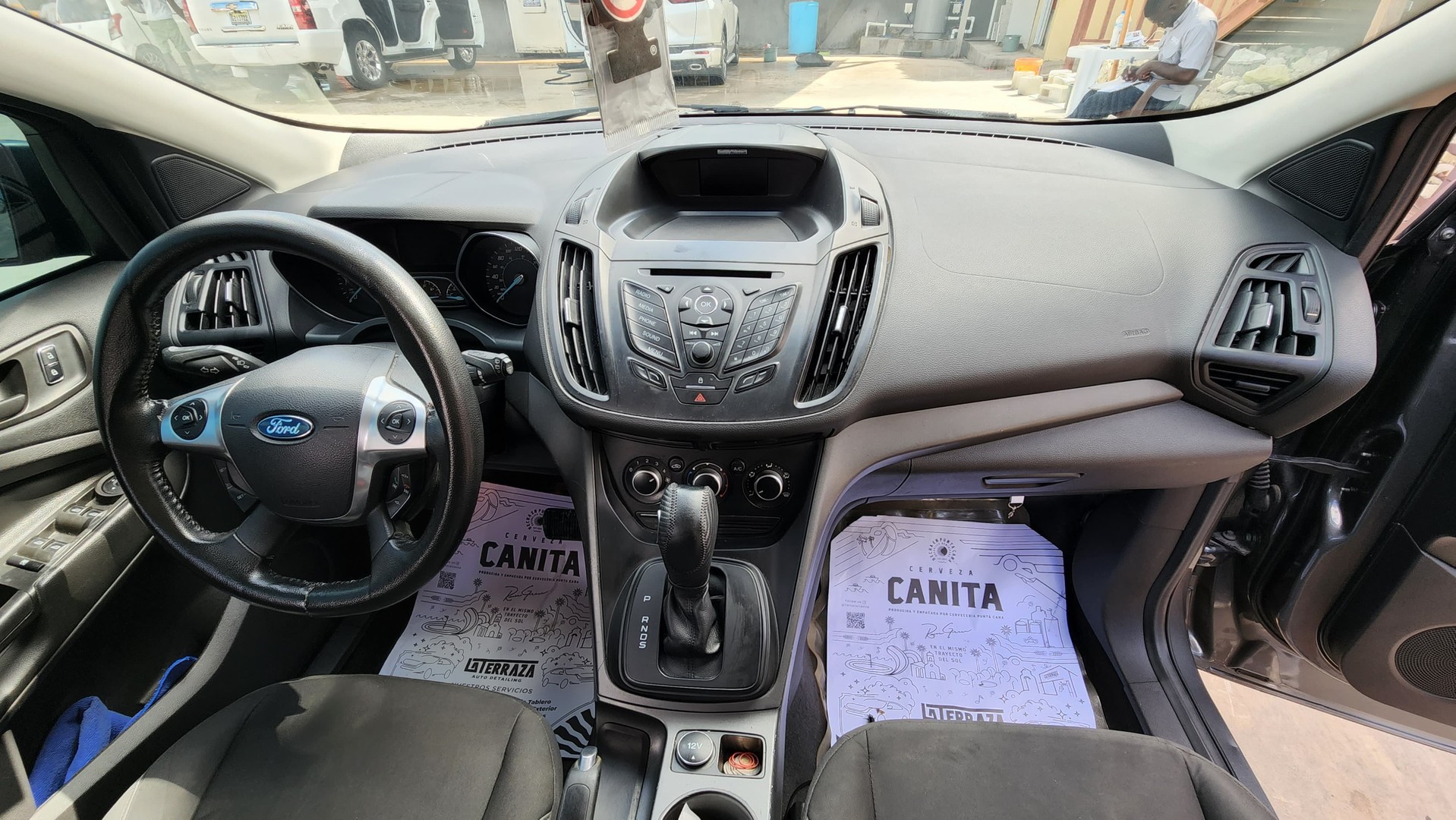 jeepetas y camionetas - Ford Escape Gris 2014 - 2.0L De Buen Uso y Muy Bien Mantenida 3