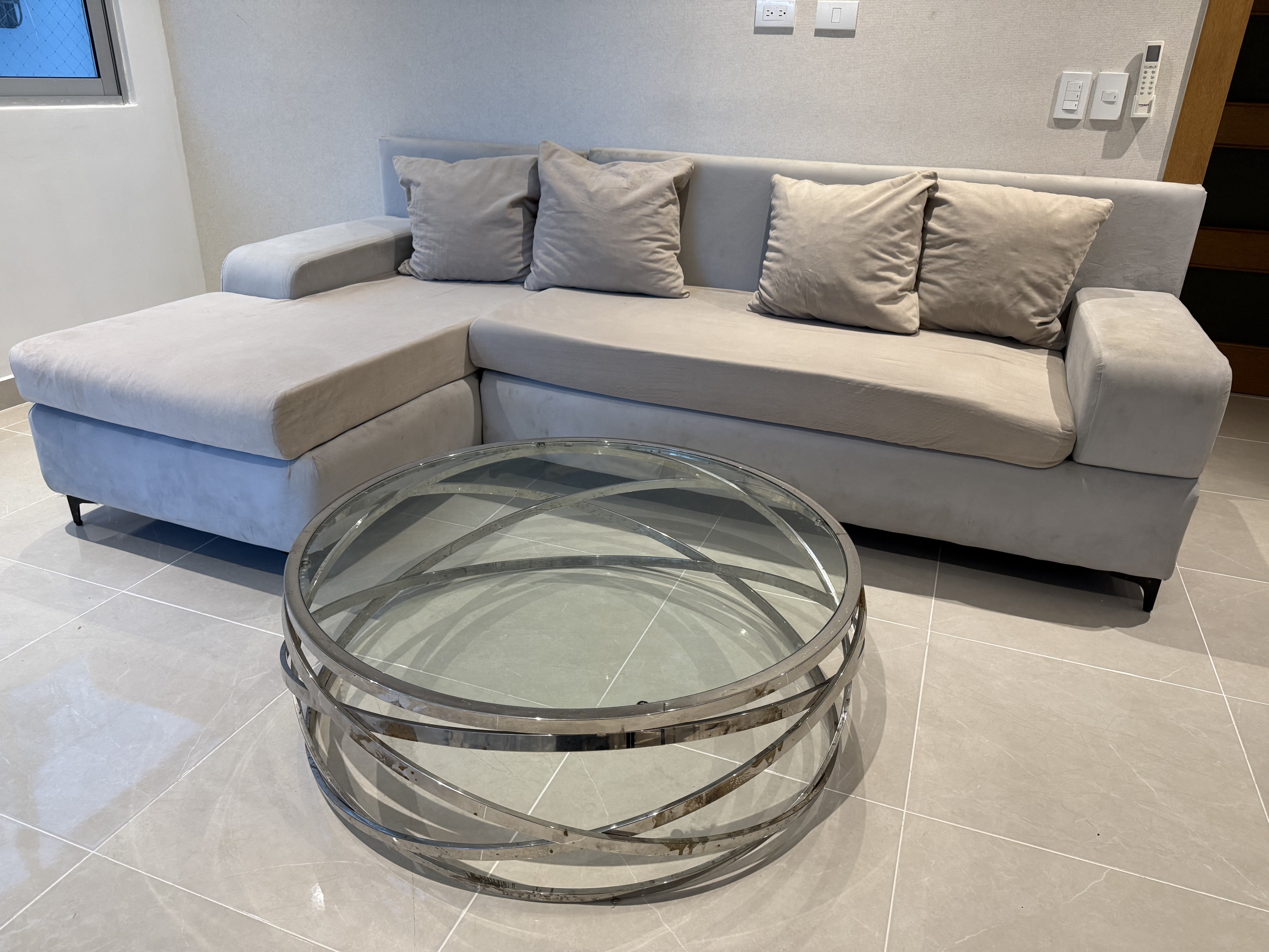 muebles y colchones - Sofá L con mesa plateada  1