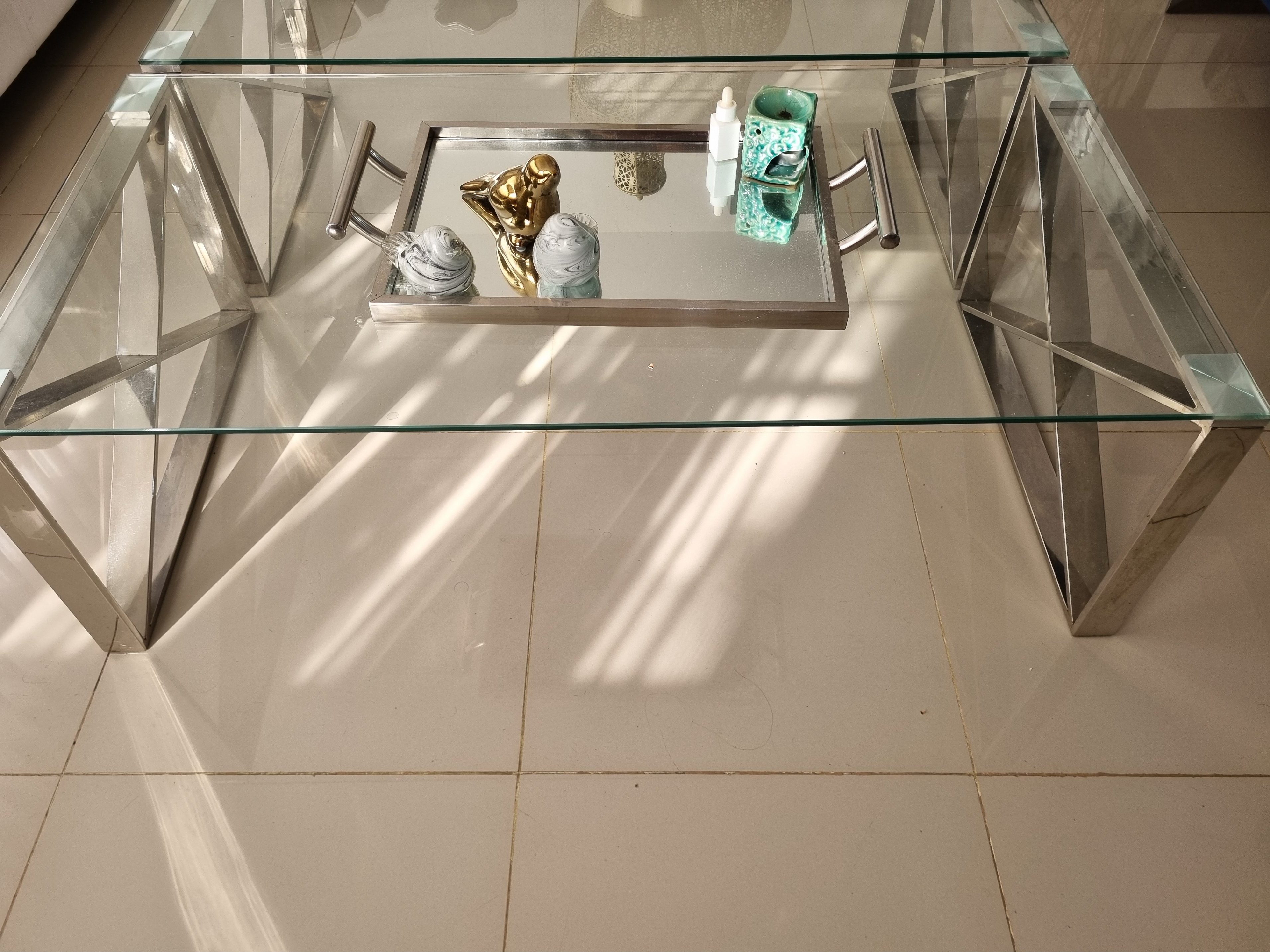 decoración y accesorios - Mesa de centro  $6500
Mesa lateral plateada $4500
mesas lateral doradas 2$6500